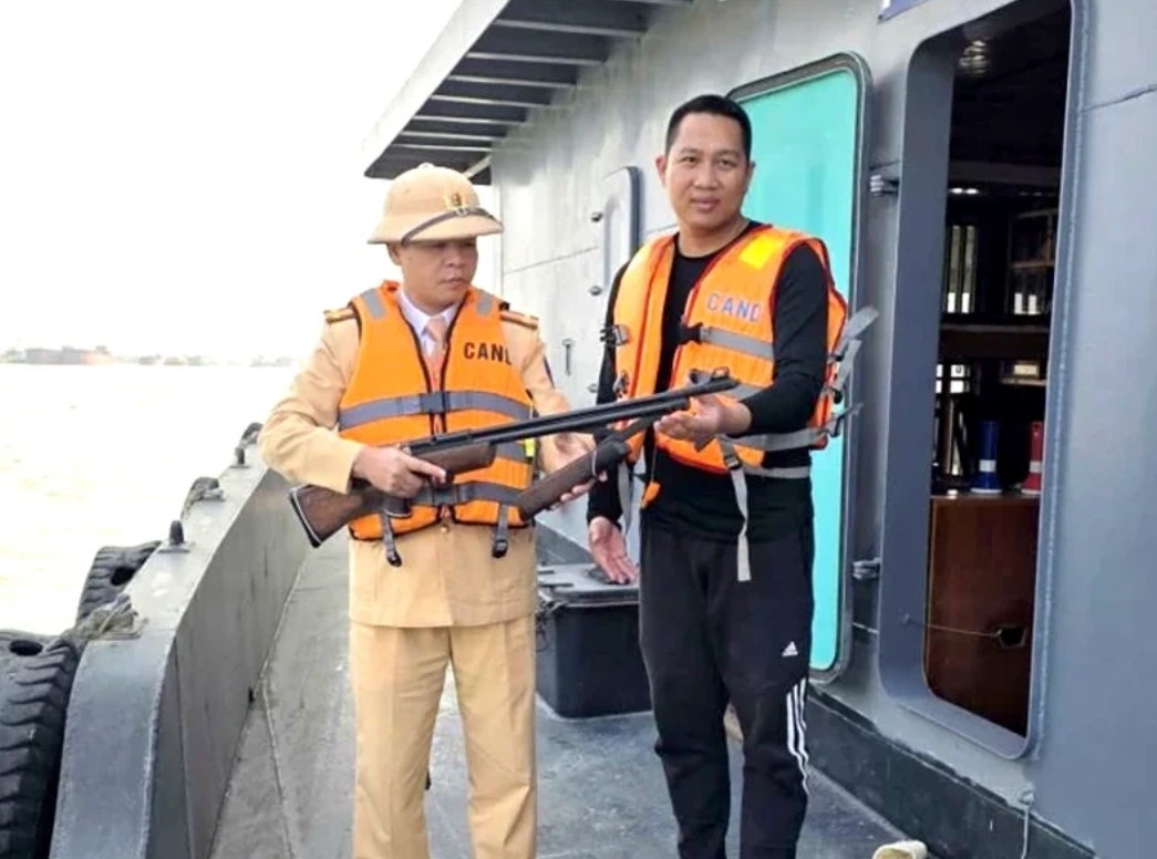 Đội Cảnh s&aacute;t đường thủy số 1, Ph&ograve;ng Cảnh s&aacute;t giao th&ocirc;ng, C&ocirc;ng an tỉnh tiếp nhận khẩu s&uacute;ng hơi do người d&acirc;n tự nguyện giao nộp. Ảnh: Huy Thắng