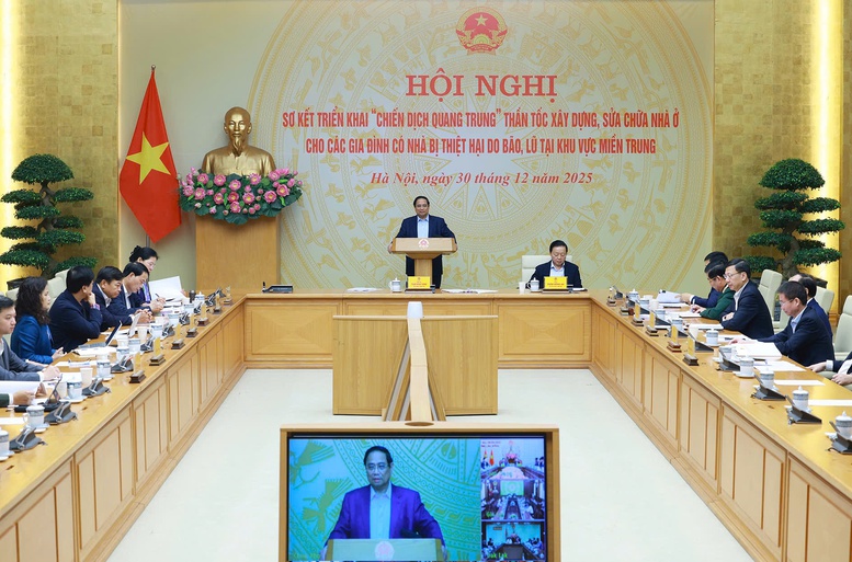 Thủ tướng Ch&iacute;nh phủ Phạm Minh Ch&iacute;nh chủ tr&igrave; Hội nghị sơ kết "Chiến dịch Quang Trung" thần tốc x&acirc;y dựng lại, sửa chữa nh&agrave; ở cho c&aacute;c hộ d&acirc;n c&oacute; nh&agrave; bị thiệt hại do b&atilde;o, lũ tại khu vực miền Trung - Ảnh: VGP/Nhật Bắc