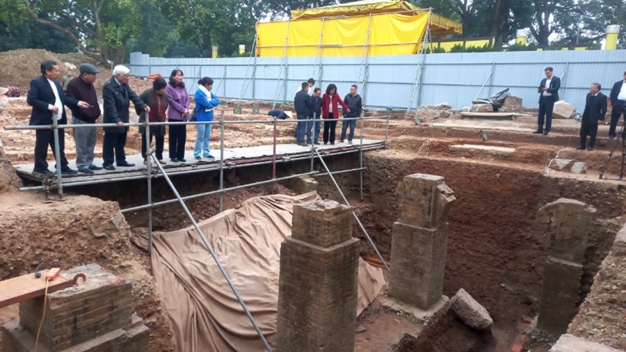 C&aacute;c nh&agrave; khoa học thảo luận về ph&aacute;t hiện khảo cổ tại Ho&agrave;ng th&agrave;nh Thăng Long năm 2025.