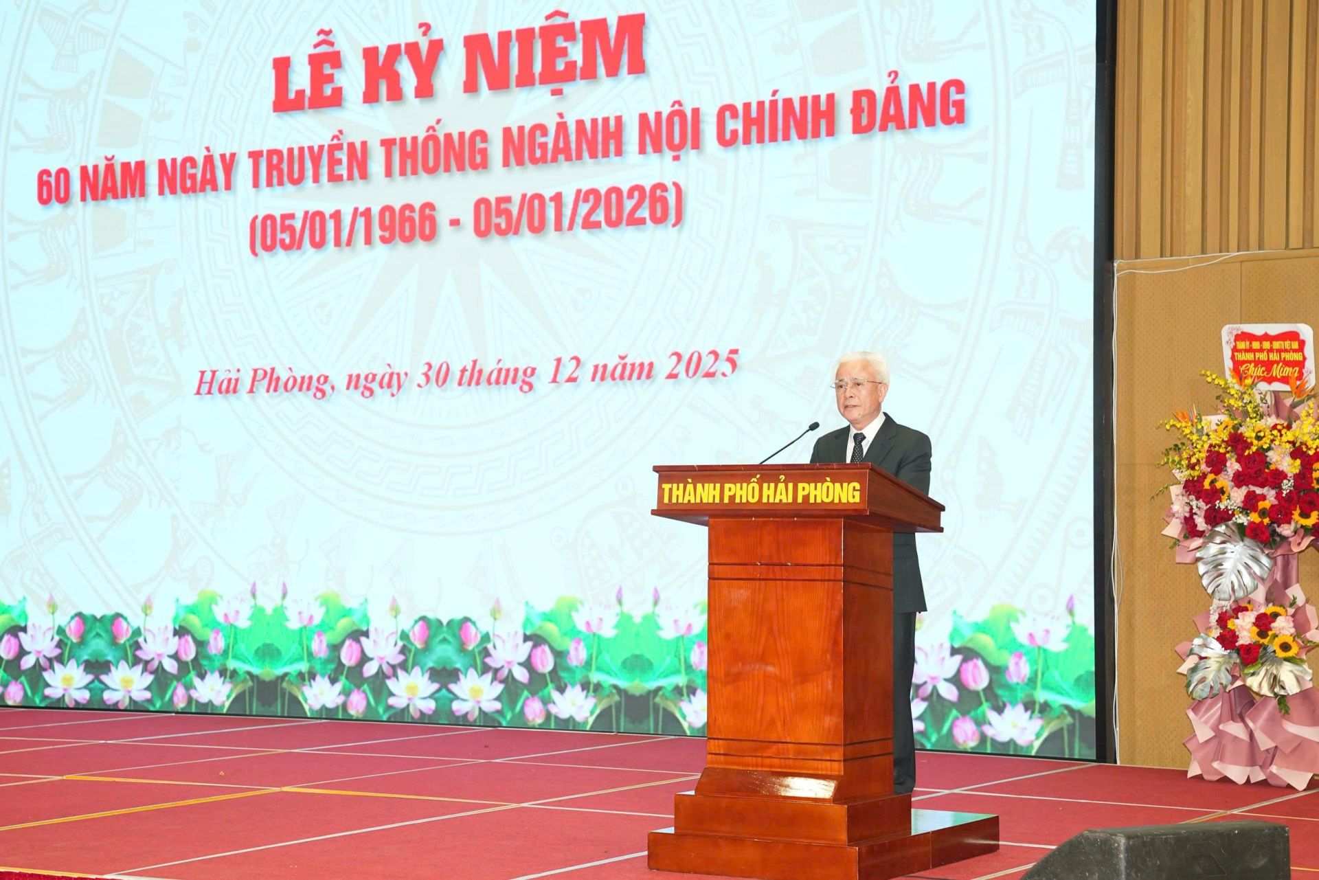 Đồng chí Nguyễn Đình Chuyến, Trưởng Ban Nội chính Thành ủy đọc diễn văn tại Lễ kỷ niệm. Đồng chí Nguyễn Đình Chuyến, Trưởng Ban Nội chính Thành ủy đọc diễn văn tại Lễ kỷ niệm.