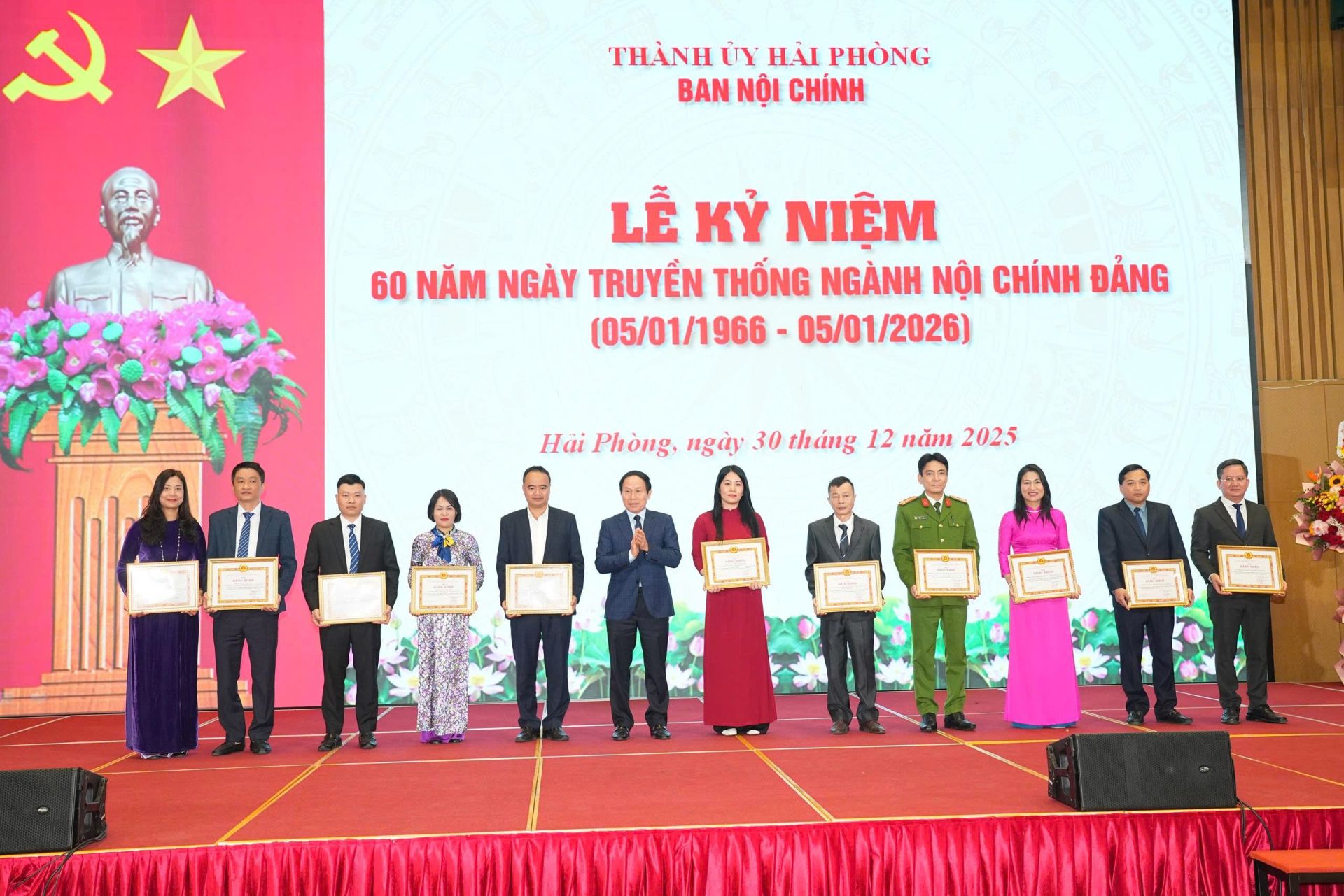 Đồng chí Bí thư Thành ủy Lê Tiến Châu trao Bằng khen của Ban Thường vụ Thành ủy cho các tập thể, cá nhân. Đồng chí Bí thư Thành ủy Lê Tiến Châu trao Bằng khen của Ban Thường vụ Thành ủy cho các tập thể, cá nhân.