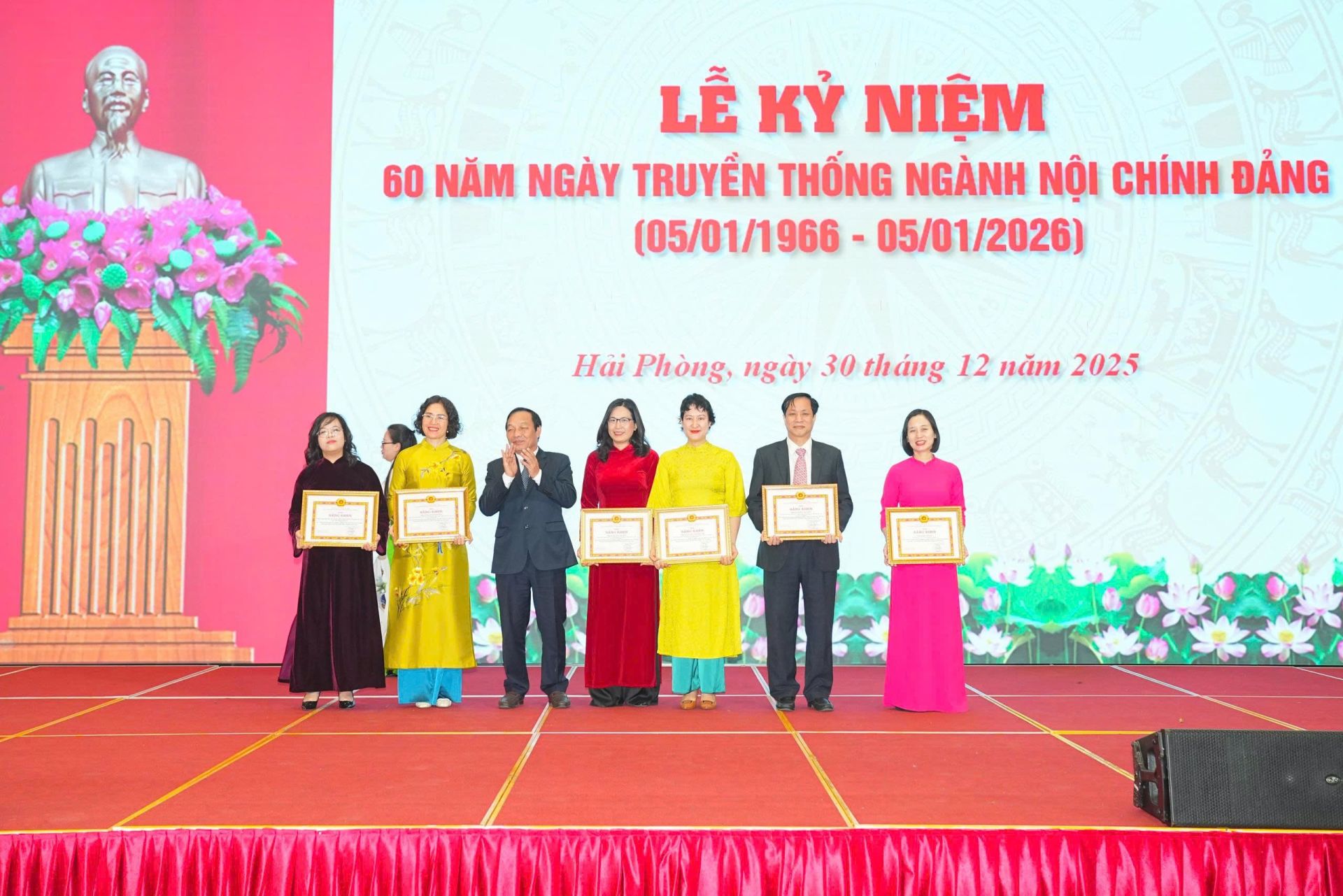 Đồng chí Lê Văn Hiệu, Phó Bí thư Thành ủy, Chủ tịch HĐND thành phố trao Bằng khen của Ban Thường vụ Thành ủy cho các tập thể, cá nhân. Đồng chí Lê Văn Hiệu, Phó Bí thư Thành ủy, Chủ tịch HĐND thành phố trao Bằng khen của Ban Thường vụ Thành ủy cho các tập thể, cá nhân.