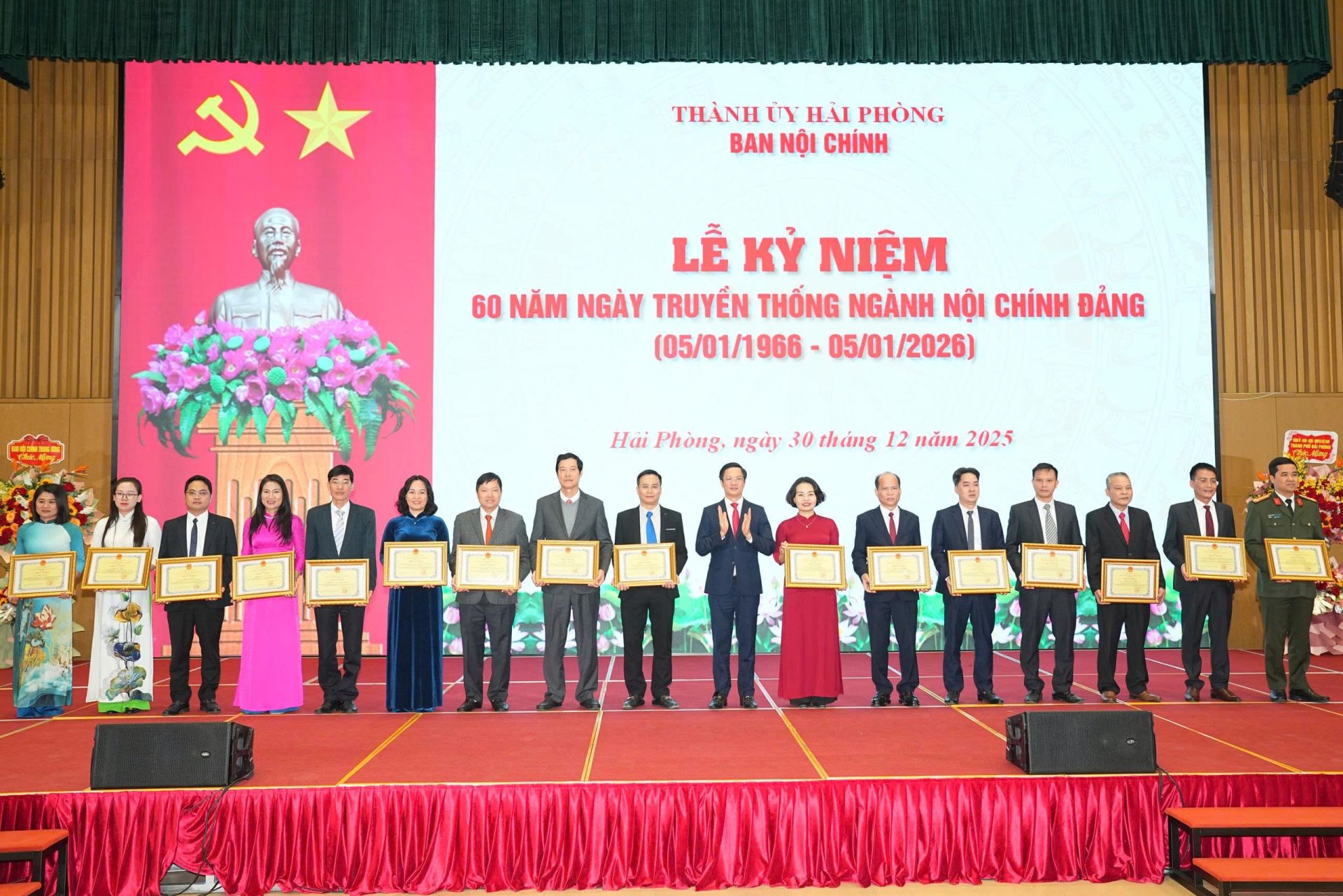 Đồng chí Phạm Văn Lập, Phó Bí thư Thành ủy, Chủ tịch Ủy ban MTTQ Việt Nam thành phố trao Bằng khen của Chủ tịch UBND thành phố cho các tập thể, cá nhân. Đồng chí Phạm Văn Lập, Phó Bí thư Thành ủy, Chủ tịch Ủy ban MTTQ Việt Nam thành phố trao Bằng khen của Chủ tịch UBND thành phố cho các tập thể, cá nhân.