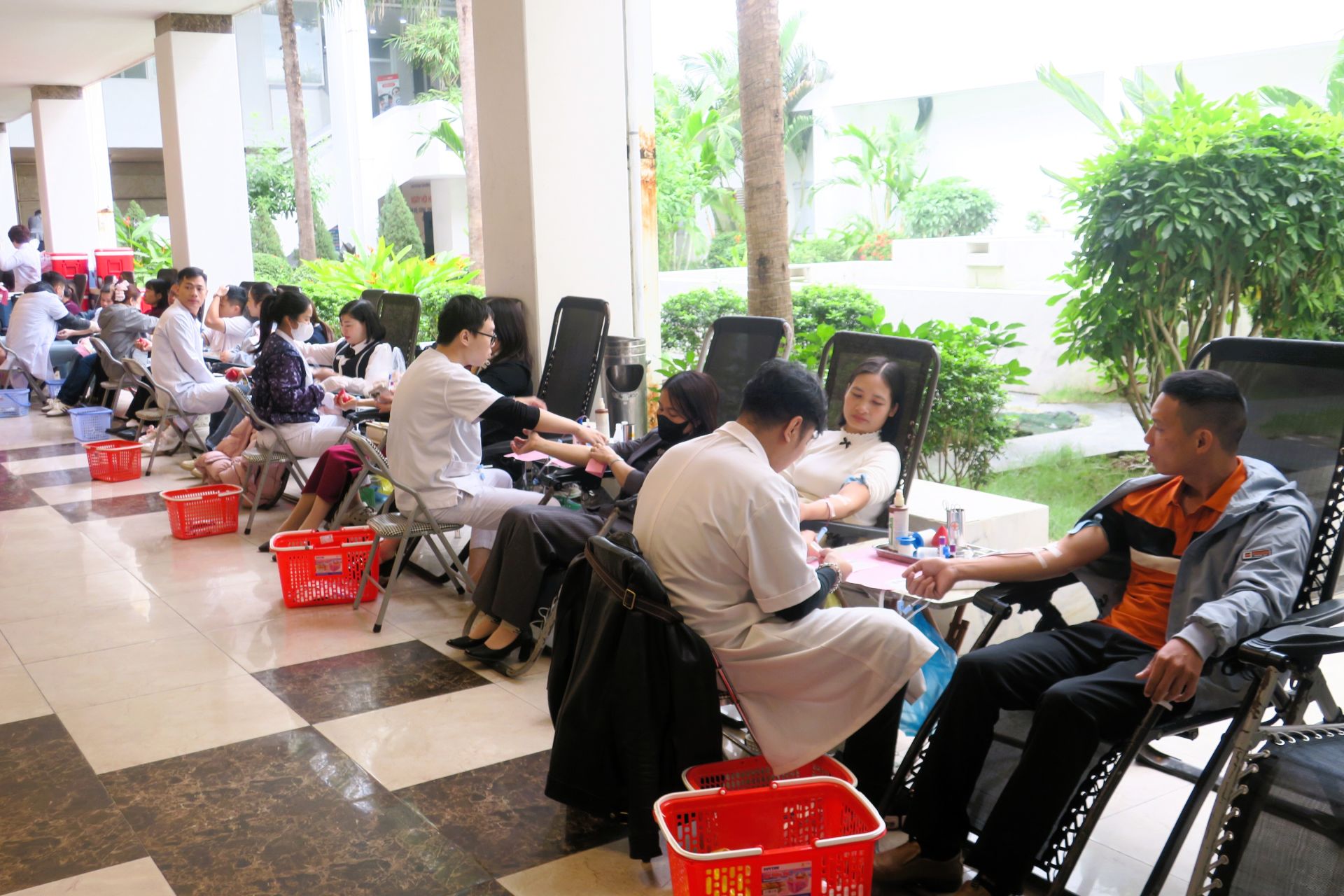 C&aacute;c t&igrave;nh nguyện vi&ecirc;n tham gia Ng&agrave;y hội.