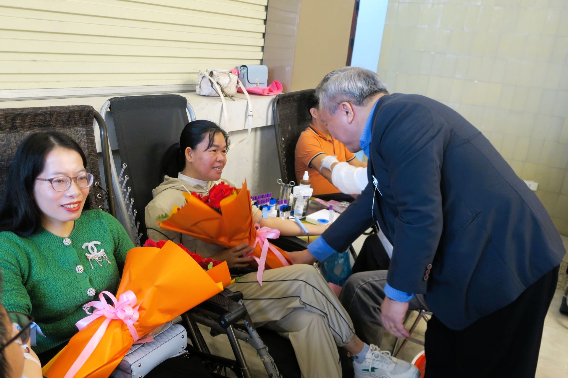 Đồng ch&iacute; Trần Quốc Trinh, Ph&oacute; Gi&aacute;m đốc Sở Y tế Hải Ph&ograve;ng, Ph&oacute; Trưởng Ban Chỉ đạo Vận động hiến m&aacute;u t&igrave;nh nguyện th&agrave;nh phố tặng hoa t&igrave;nh nguyện vi&ecirc;n.