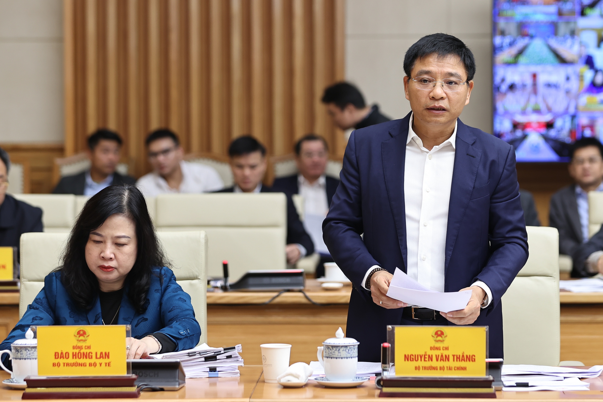 Bộ trưởng Bộ T&agrave;i ch&iacute;nh Nguyễn Văn Thắng b&aacute;o c&aacute;o