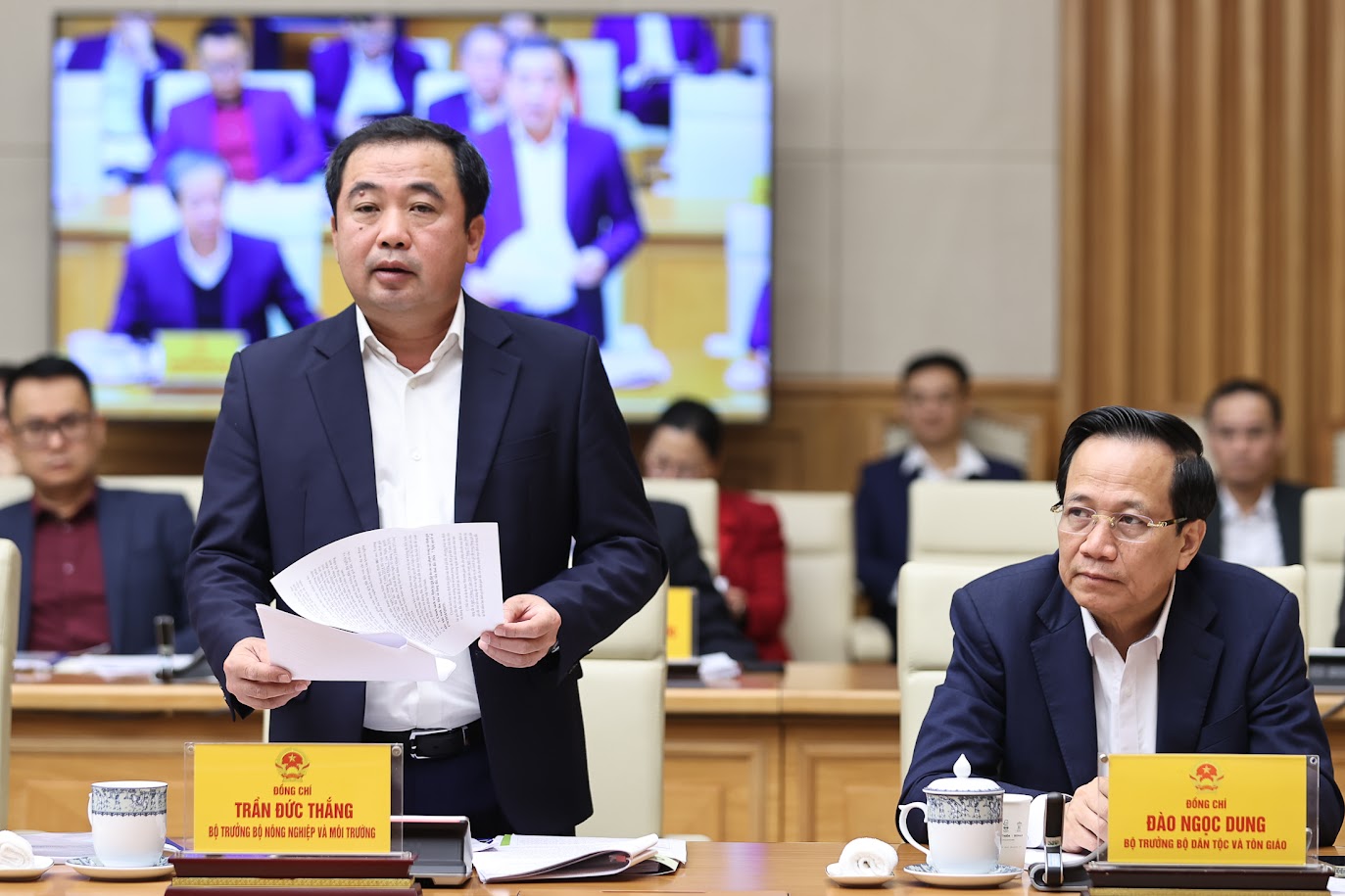 Bộ trưởng Bộ N&ocirc;ng nghiệp v&agrave; M&ocirc;i trường Trần Đức Thắng b&aacute;o c&aacute;o