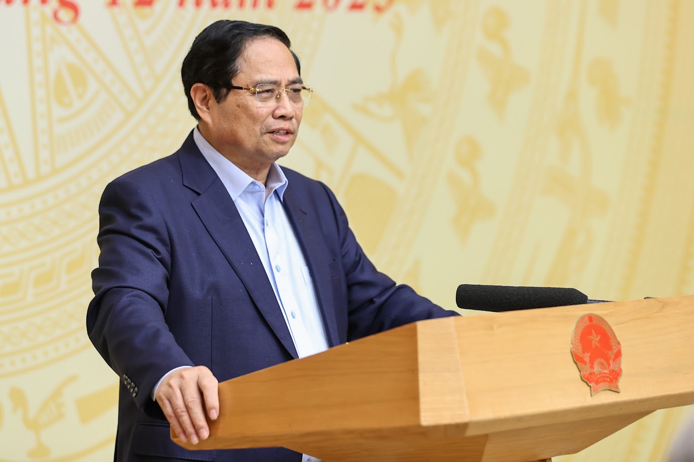 Thủ tướng đề nghị B&iacute; thư, Chủ tịch, l&atilde;nh đạo c&aacute;c bộ ng&agrave;nh, cơ quan l&atilde;nh đạo, chỉ đạo quyết liệt, khẩn trương th&uacute;c đẩy giải ng&acirc;n vốn đầu tư c&ocirc;ng năm 2025 đạt 100% trước ng&agrave;y 31/1/2026