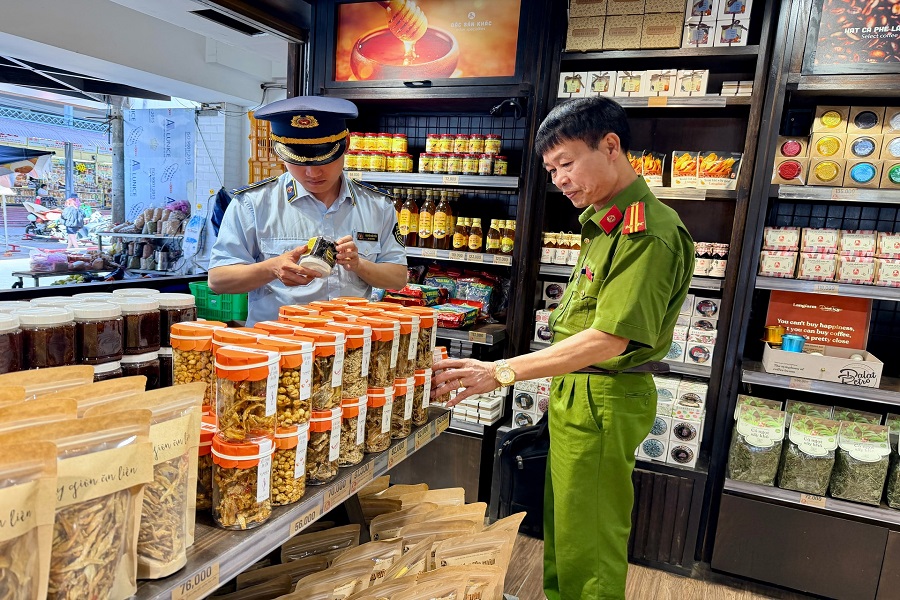 Kiểm tra c&aacute;c sản phẩm tại cửa h&agrave;ng Langfarm