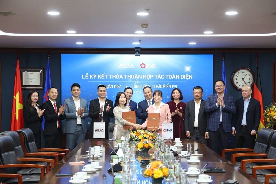 B&agrave; Nguyễn Thị Ngoan &ndash; Gi&aacute;m đốc T&agrave;i ch&iacute;nh MISA, CEO JETPAY (đơn vị th&agrave;nh vi&ecirc;n của MISA) v&agrave; b&agrave; Ph&ugrave;ng Thị L&yacute; Hiền &ndash; Gi&aacute;m đốc Bảo hiểm PVI Vũng T&agrave;u k&yacute; kết hợp đồng triển khai c&aacute;c sản phẩm bảo hiểm tr&ecirc;n nền tảng MISA&nbsp;Insurance.