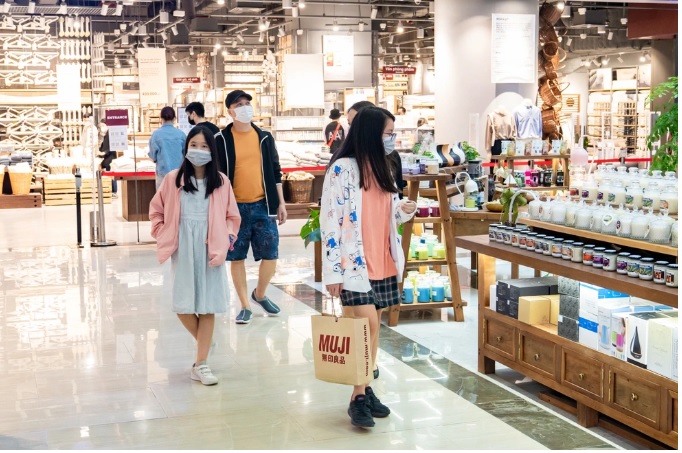 Trải nghiệm mua sắm trực tiếp tại cửa hàng vẫn duy trì sức hút