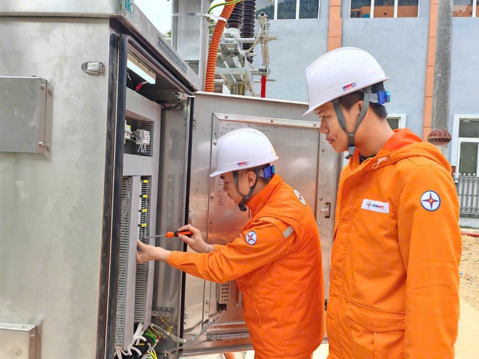 Công nhân Xí nghiệp Lưới điện cao thế Sơn La lắp đặt và kiểm tra thiết bị trước khi đóng điện MBA T2. Công nhân Xí nghiệp Lưới điện cao thế Sơn La lắp đặt và kiểm tra thiết bị trước khi đóng điện MBA T2.