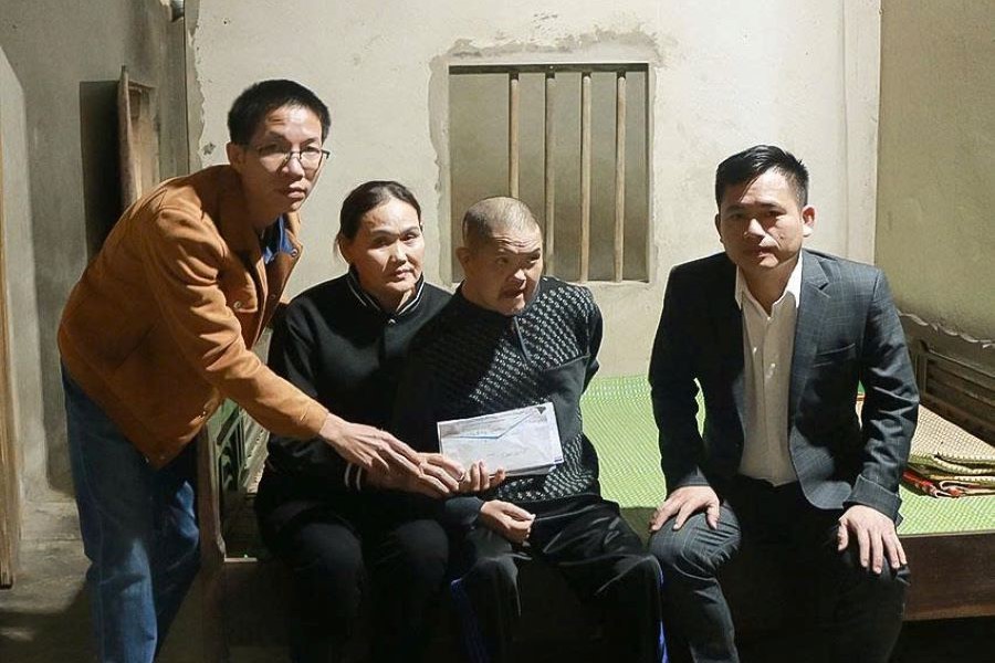 Trao suất qu&agrave; 5 triệu đồng cho anh Nguyễn B&aacute; Ngọc