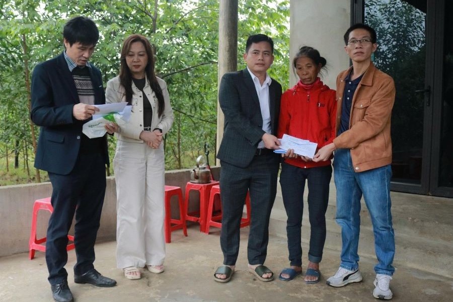 Trao suất qu&agrave; 5 triệu đồng cho b&agrave; Trần Thị Th&agrave;nh