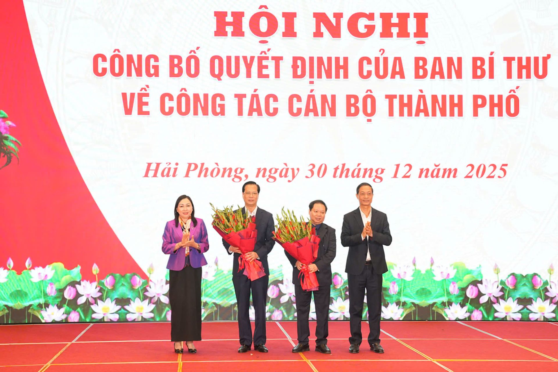 Đồng chí Đỗ Mạnh Hiến, Phó Bí thư Thường trực Thành ủy Hải Phòng và đồng chí Đinh Thị Lụa, Phó Bí thư Thường trực Tỉnh ủy Ninh Bình tặng hoa chúc mừng đồng chí Vũ Hồng Hiên và đồng chí Nguyễn Anh Tuấn. Đồng chí Đỗ Mạnh Hiến, Phó Bí thư Thường trực Thành ủy Hải Phòng và đồng chí Đinh Thị Lụa, Phó Bí thư Thường trực Tỉnh ủy Ninh Bình tặng hoa chúc mừng đồng chí Vũ Hồng Hiên và đồng chí Nguyễn Anh Tuấn.