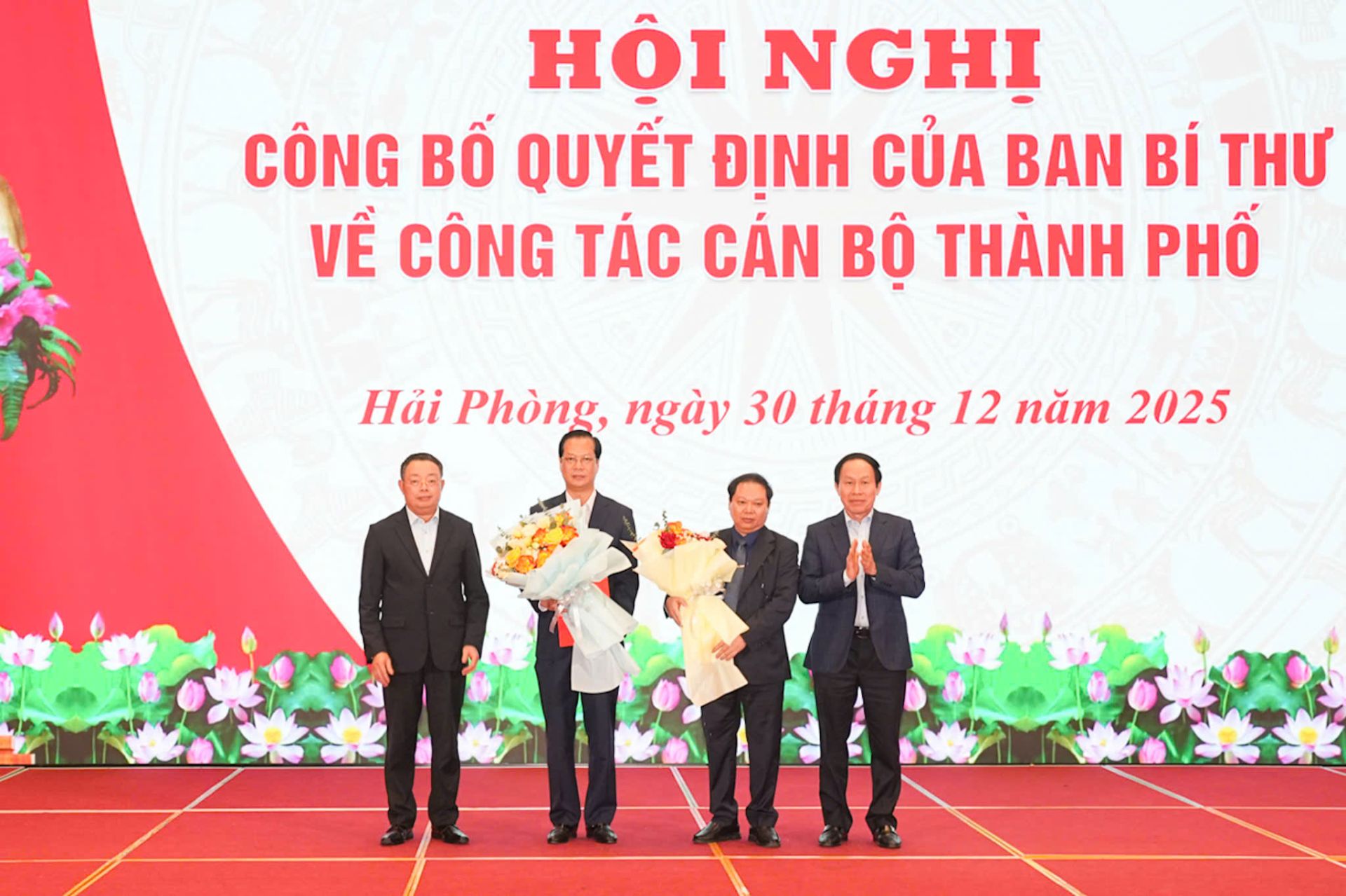 Đồng chí Phó Chủ nhiệm Ủy ban Kiểm tra Trung ương Hoàng Văn Trà và đồng chí Bí thư Thành ủy Lê Tiến Châu tặng hoa chúc mừng đồng chí Vũ Hồng Hiên và đồng chí Nguyễn Anh Tuấn. Đồng chí Phó Chủ nhiệm Ủy ban Kiểm tra Trung ương Hoàng Văn Trà và đồng chí Bí thư Thành ủy Lê Tiến Châu tặng hoa chúc mừng đồng chí Vũ Hồng Hiên và đồng chí Nguyễn Anh Tuấn.