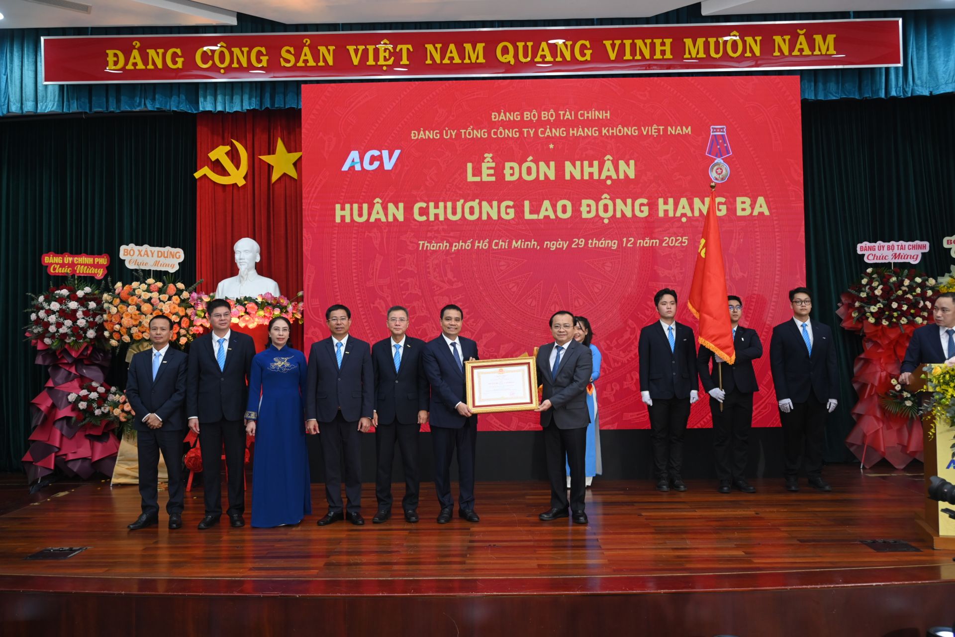 Thứ trưởng Bộ T&agrave;i ch&iacute;nh L&ecirc; Tấn Cận thừa ủy quyền của Hội đồng thi đua khen thưởng Nh&agrave; nước trao Hu&acirc;n chương Lao động hạng Ba cho Tổng c&ocirc;ng ty Cảng h&agrave;ng kh&ocirc;ng Việt Nam