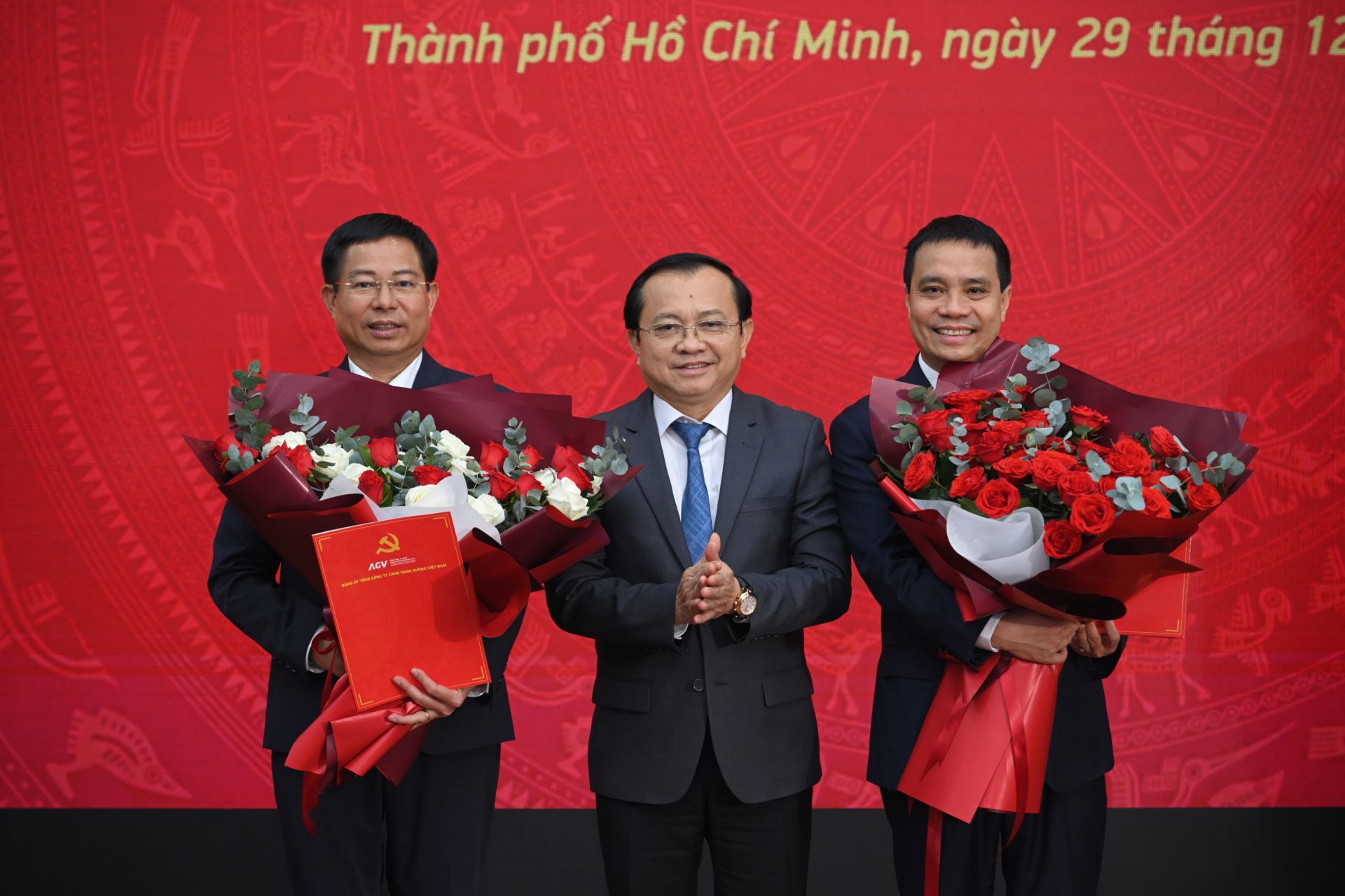 Đồng ch&iacute; Vũ Thế Phiệt - B&iacute; thư Đảng ủy, Chủ tịch HĐQT v&agrave; đồng ch&iacute; Nguyễn Tiến Việt - Ph&oacute; B&iacute; thư Đảng ủy, Ph&oacute; Tổng Gi&aacute;m đốc phụ tr&aacute;ch ACV nhận Bằng khen của Thủ tướng Ch&iacute;nh phủ