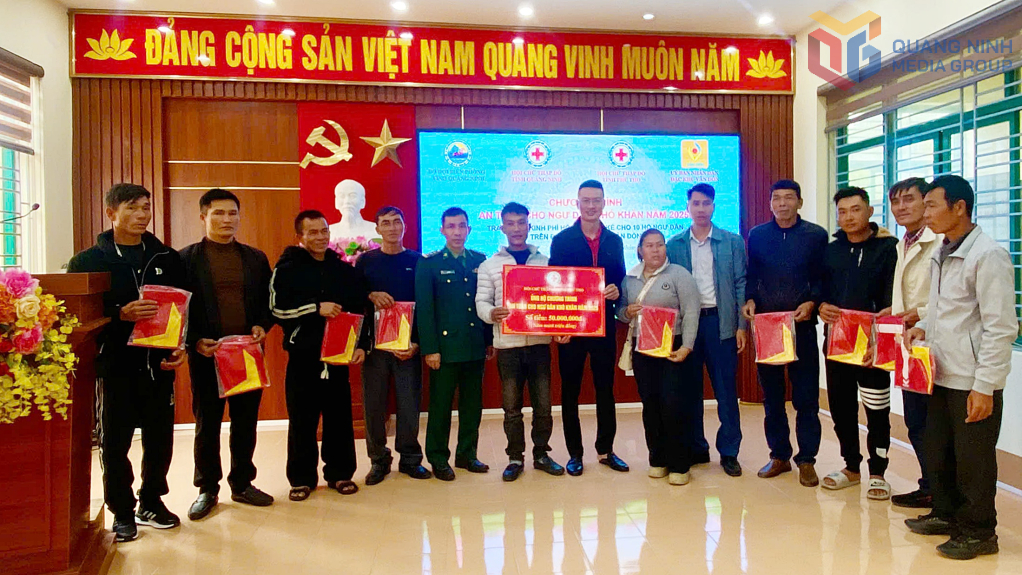 Quảng Ninh trao kinh phí hỗ trợ sinh kế cho ngư dân khó khăn tại đặc khu Vân Đồn