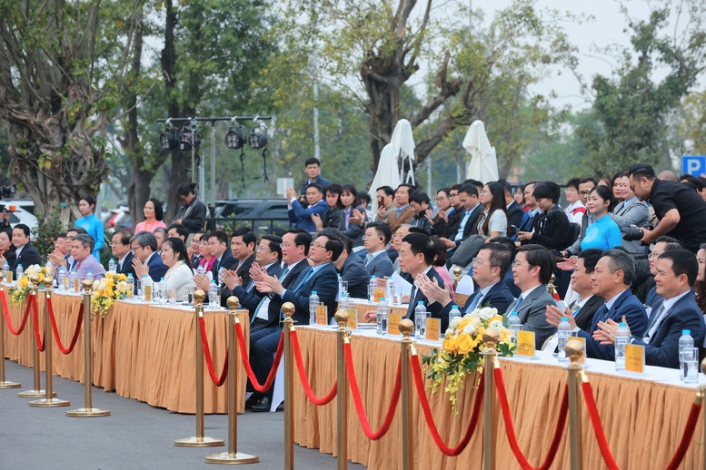 C&aacute;c đại biểu xem tr&igrave;nh diễn thiết bị c&ocirc;ng nghệ tại Diễn đ&agrave;n Quốc gia ph&aacute;t triển doanh nghiệp c&ocirc;ng nghệ số Việt Nam 2025 - Ảnh: VGP/TG