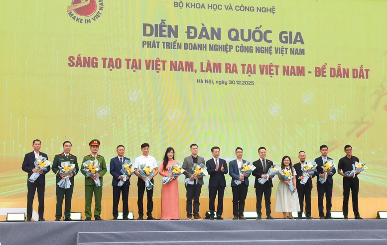Bộ trưởng Bộ KH&CN Nguyễn Mạnh H&ugrave;ng tặng hoa c&aacute;c đơn vị đồng h&agrave;nh v&agrave; doanh nghiệp c&ocirc;ng nghệ ti&ecirc;u biểu tại Diễn đ&agrave;n Quốc gia về ph&aacute;t triển doanh nghiệp c&ocirc;ng nghệ Việt Nam 2025 - Ảnh: VGP/TG