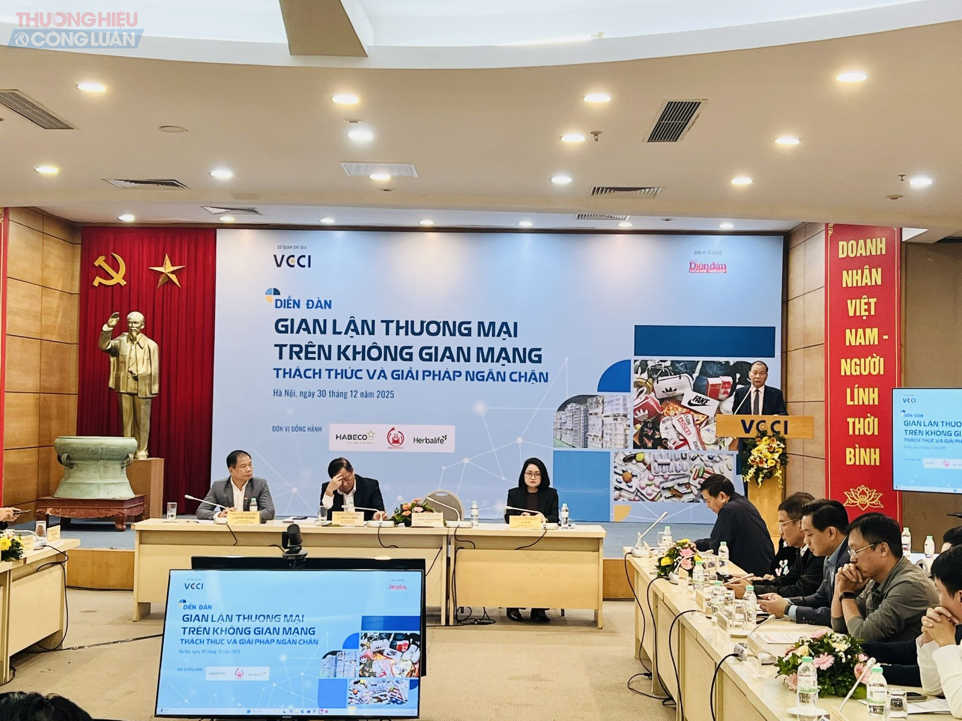 Ông Hoàng Quang Phòng, Phó Chủ tịch VCCI phát biểu tại diễn đàn Ông Hoàng Quang Phòng, Phó Chủ tịch VCCI phát biểu tại diễn đàn