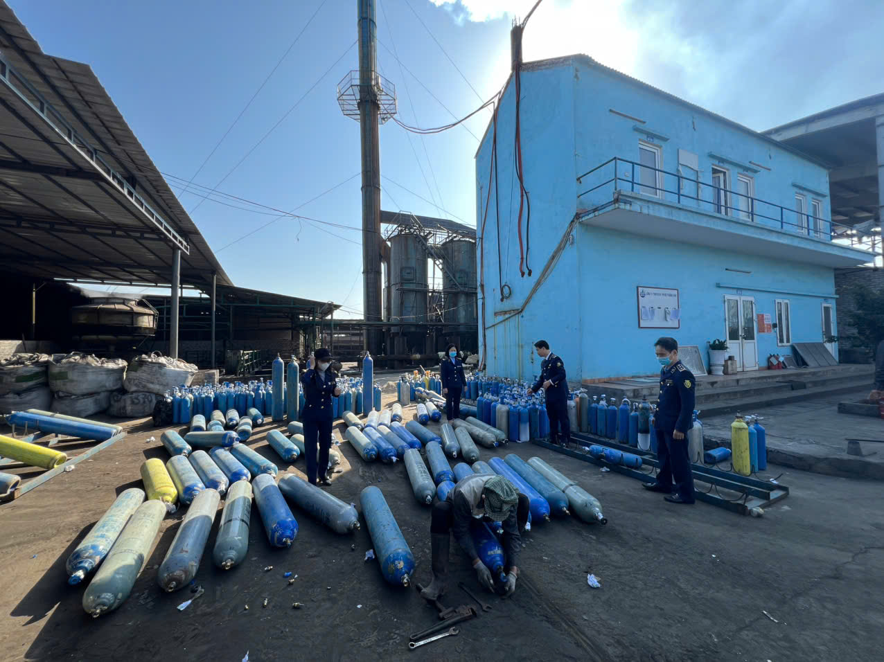 Lực lượng chức năng TP H&agrave; Nội gi&aacute;m s&aacute;t việc ti&ecirc;u hủy h&agrave;ng h&oacute;a vi phạm