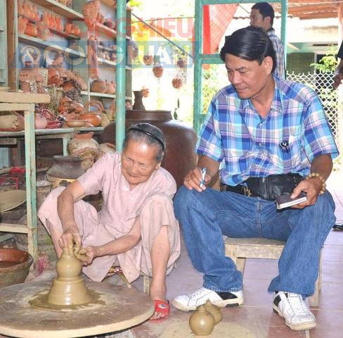 PV TH& CL trò chuyện với bà Nguyễn Thị Được - Nghệ nhân cao tuổi, một thợ gốm thâm niên cao nhất làng, một nghệ nhân có công lớn giữ lửa làng nghề gốm truyền thống Thanh Hà – Hội An. PV TH& CL trò chuyện với bà Nguyễn Thị Được - Nghệ nhân cao tuổi, một thợ gốm thâm niên cao nhất làng, một nghệ nhân có công lớn giữ lửa làng nghề gốm truyền thống Thanh Hà – Hội An.