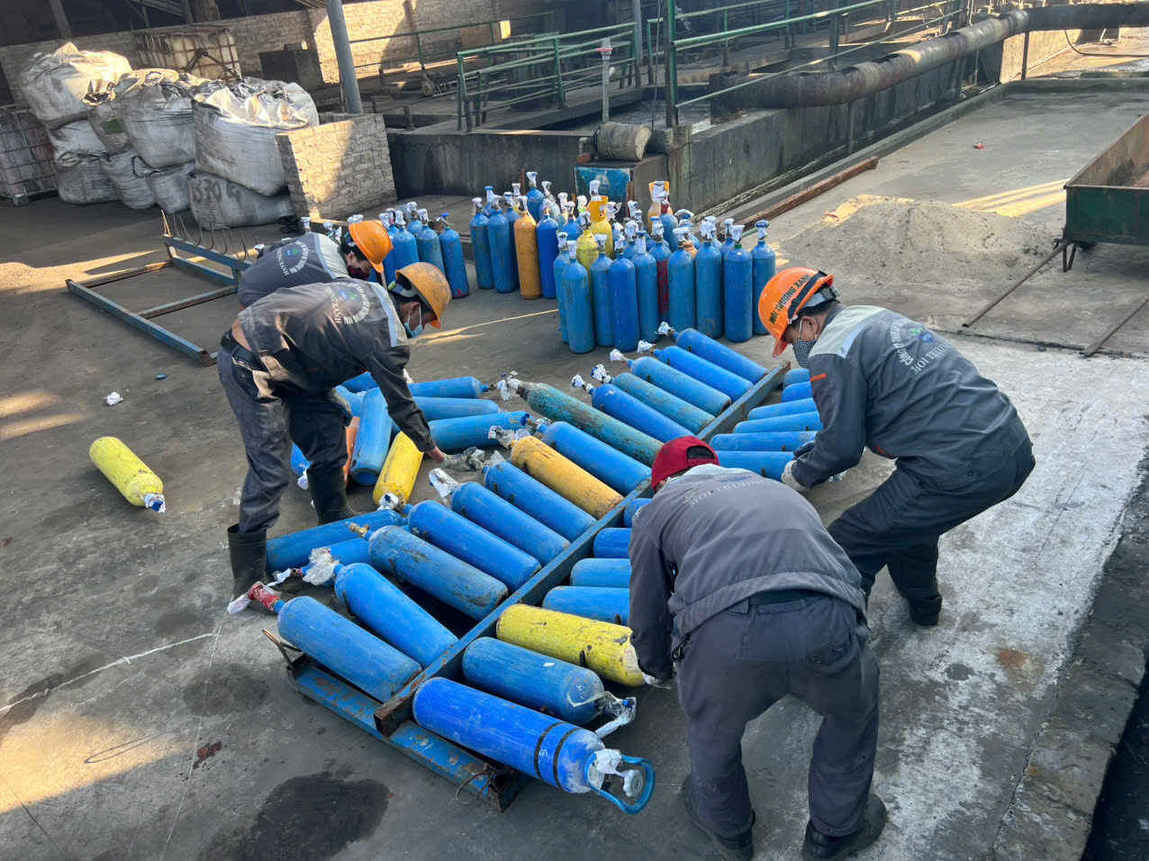 Hà Nội: Tiêu hủy gần 9 tấn hàng hóa vi phạm và phương tiện sản xuất hàng giả