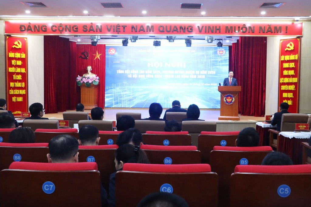 Ph&oacute; Chủ tịch UBND tỉnh Quảng Ninh L&ecirc; Văn &Aacute;nh ph&aacute;t biểu chỉ đạo tại Hội nghị. Ảnh: Quang H&ugrave;ng.