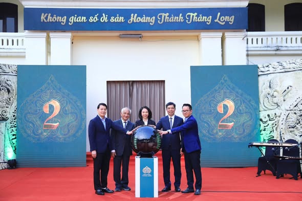 L&atilde;nh đạo th&agrave;nh phố H&agrave; Nội v&agrave; c&aacute;c đại biểu thực hiện nghi thức ra mắt Kh&ocirc;ng gian số Di sản Ho&agrave;ng th&agrave;nh Thăng Long, đ&aacute;nh dấu việc ứng dụng c&ocirc;ng nghệ số trong bảo tồn v&agrave; ph&aacute;t huy gi&aacute; trị di sản.