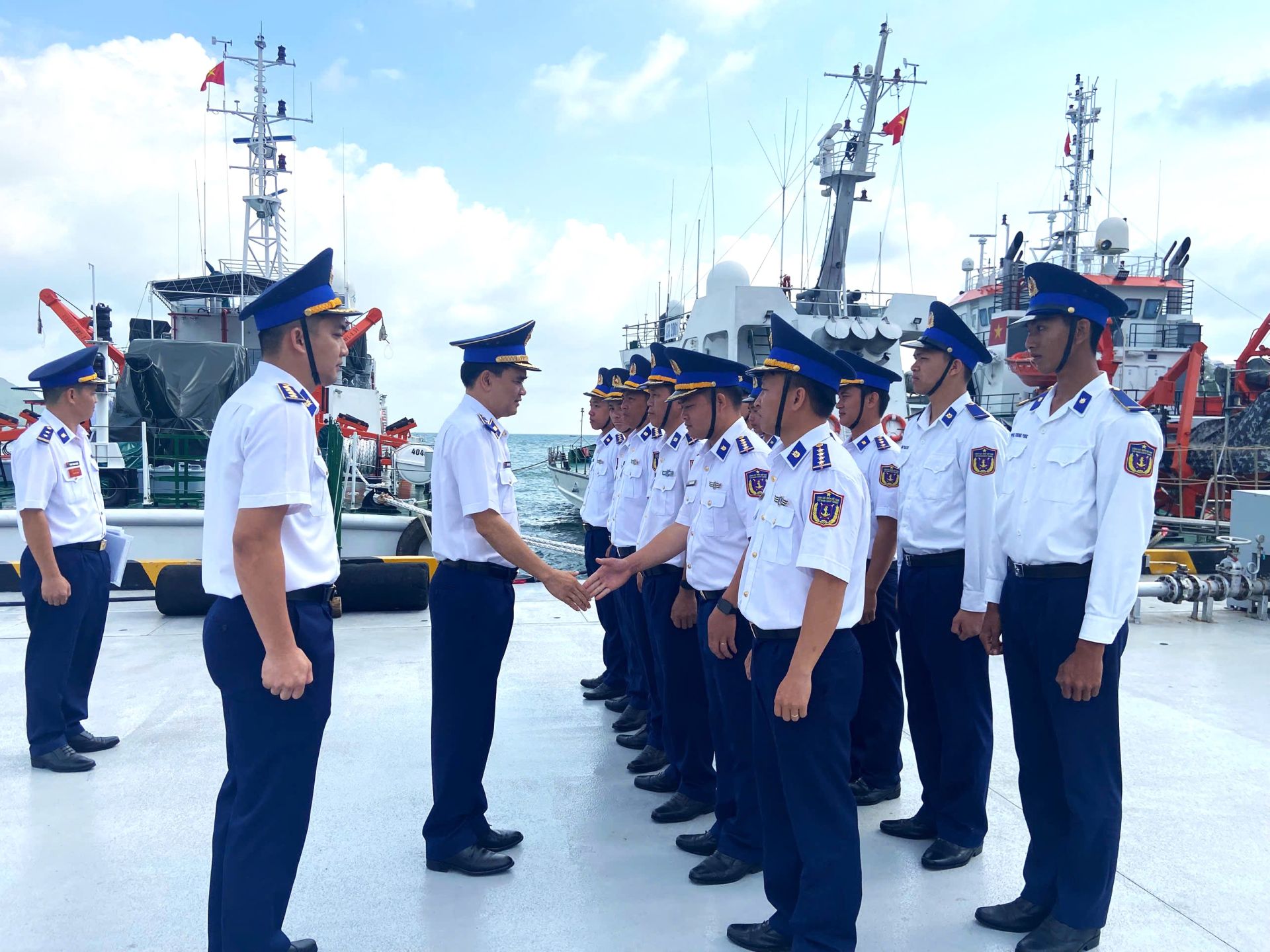 Thiếu tướng Trần Văn Lượng - Ph&oacute; Tư lệnh, Tham mưu trưởng Cảnh s&aacute;t biển Việt Nam thăm, l&agrave;m việc với c&aacute;n bộ, chiến sĩ Hải đội 401