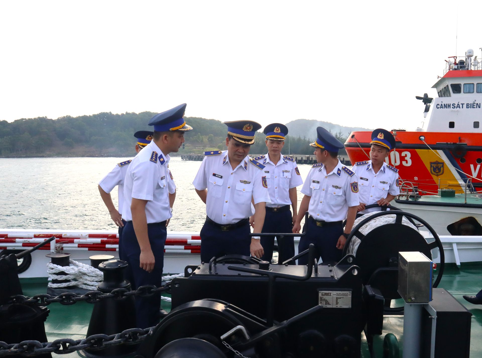 Phó Tư lệnh - Tham mưu trưởng Cảnh sát biển Việt Nam thăm, làm việc với Hải đội 401