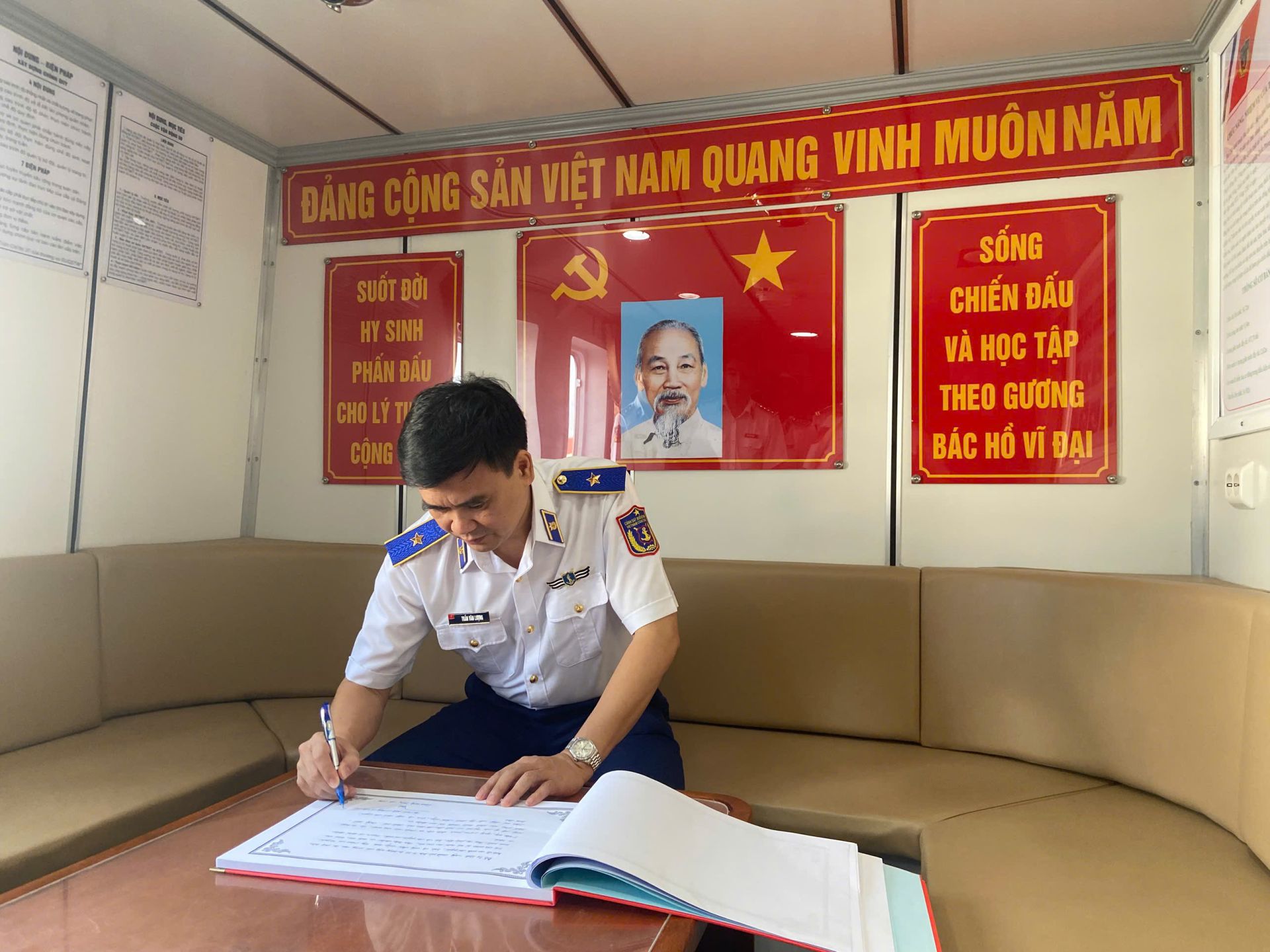 : Đồng ch&iacute; Ph&oacute; Tư lệnh, Tham mưu trưởng Cảnh s&aacute;t biển Việt Nam ghi lưu b&uacute;t truyền thống tr&ecirc;n t&agrave;u CSB 4040