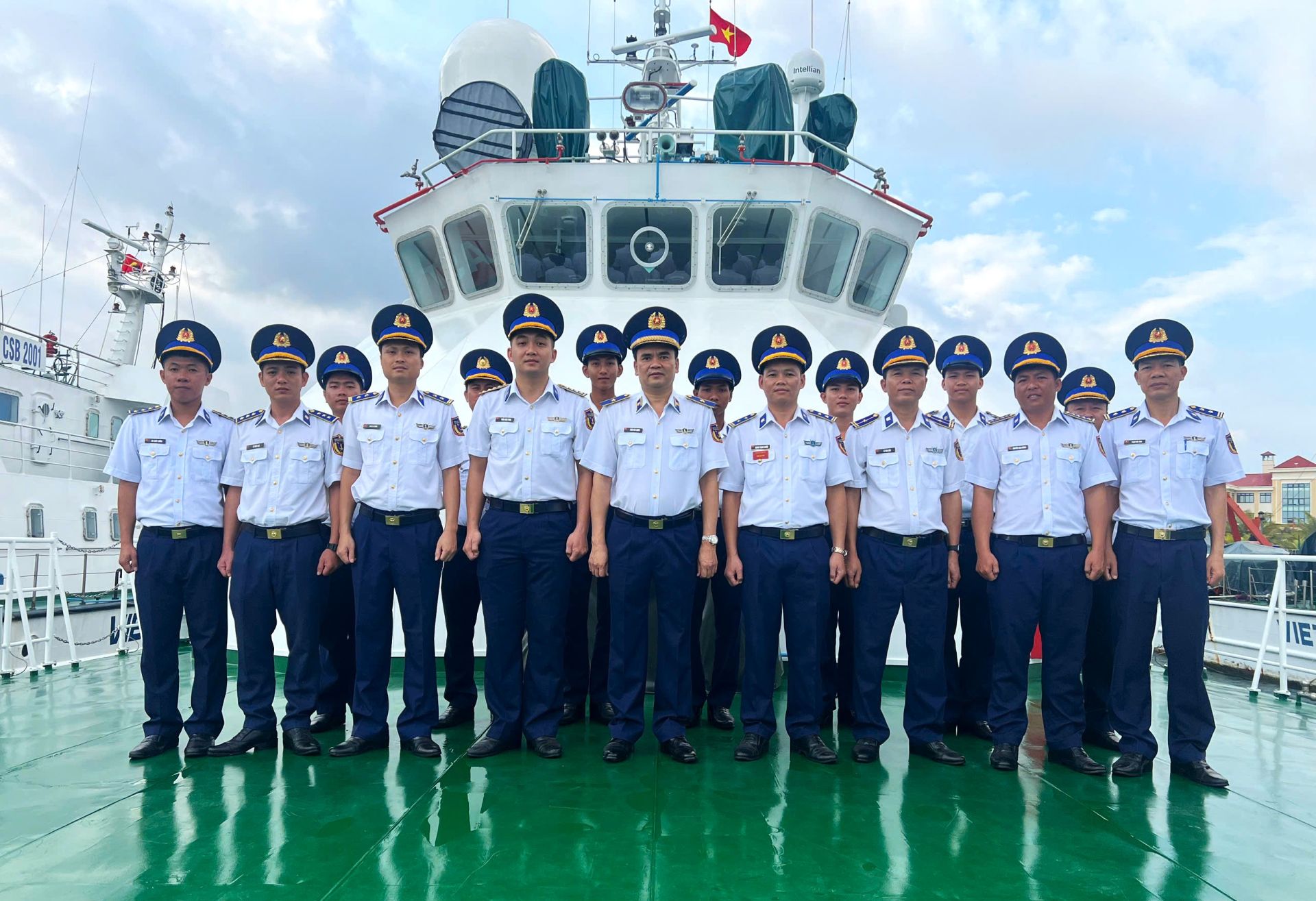 Thiếu tướng Trần Văn Lượng - Ph&oacute; Tư lệnh, Tham mưu trưởng Cảnh s&aacute;t biển Việt Nam chụp ảnh lưu niệm c&ugrave;ng c&aacute;n bộ, chiến sĩ T&agrave;u CSB 4040