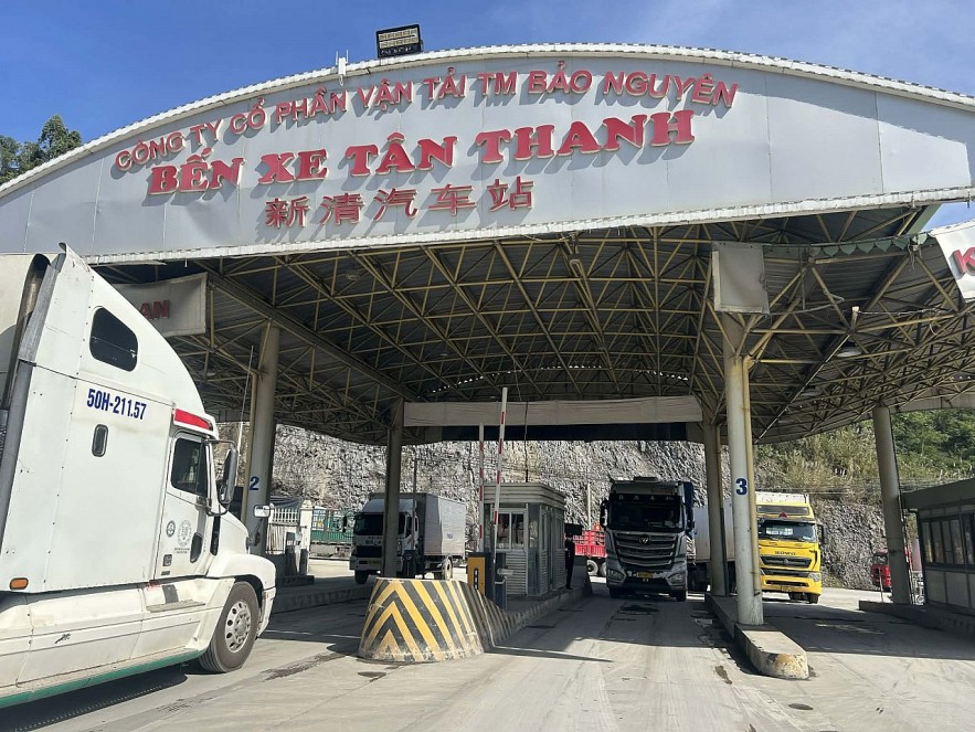 Hoạt động th&ocirc;ng quan h&agrave;ng ho&aacute; qua cửa khẩu T&acirc;n Thanh (Lạng Sơn) trong th&aacute;ng cuối năm 2025. Ảnh: SL
