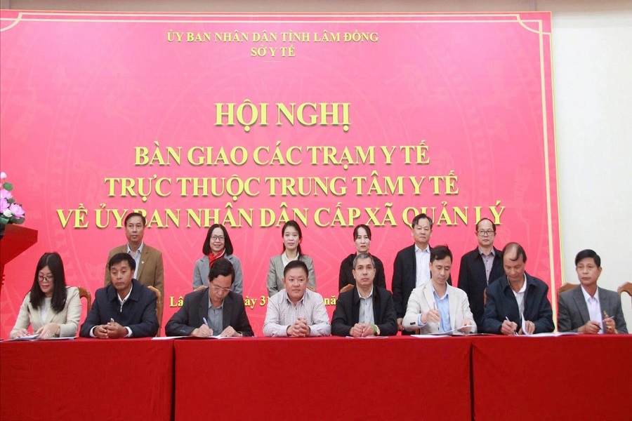 Đại diện l&atilde;nh đạo UBND c&aacute;c x&atilde;, phường v&agrave; c&aacute;c Trung t&acirc;m Y tế k&yacute; kết bi&ecirc;n bản b&agrave;n giao, tiếp nhận nguy&ecirc;n trạng c&aacute;c Trạm Y tế