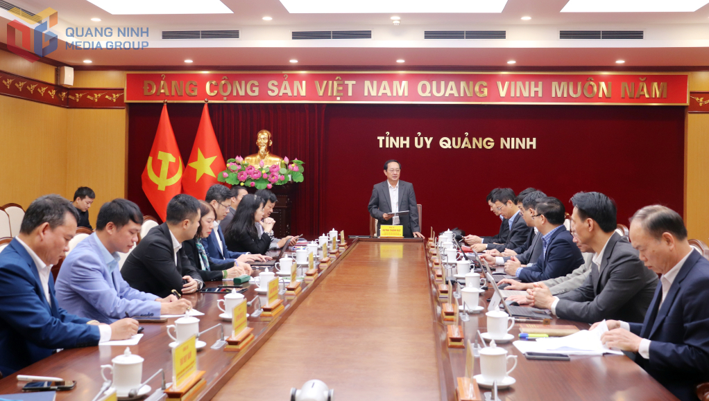 Ông Huỳnh Thành Đạt, Uỷ viên Trung ương Đảng, Phó Trưởng Ban Tuyên giáo và Dân vận Trung ương phát biểu tại hội nghị Ông Huỳnh Thành Đạt, Uỷ viên Trung ương Đảng, Phó Trưởng Ban Tuyên giáo và Dân vận Trung ương phát biểu tại hội nghị