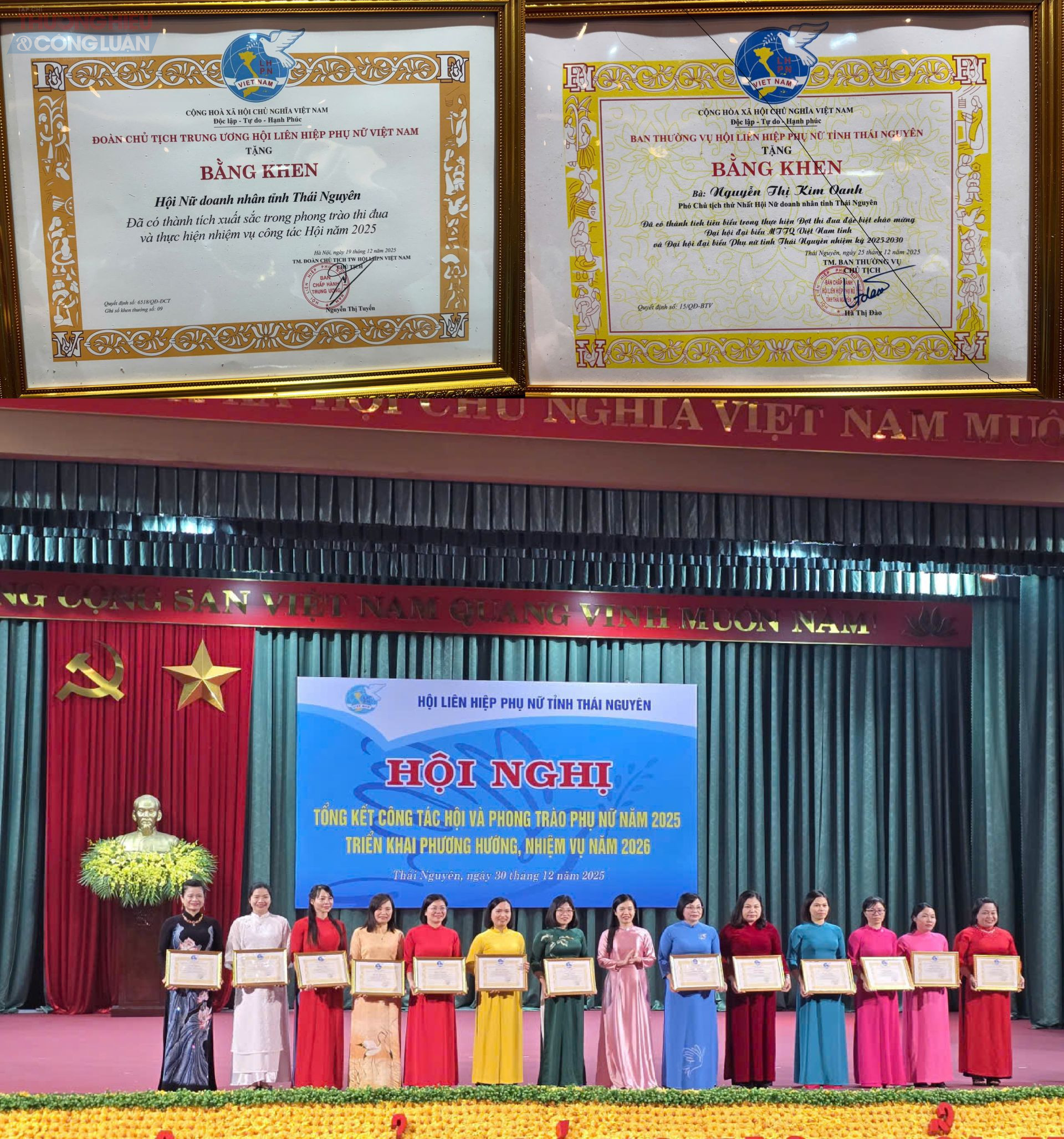 B&agrave; Nguyễn Thị Kim Oanh (ngo&agrave;i c&ugrave;ng b&ecirc;n tr&aacute;i) nhận bằng khen v&igrave; c&oacute; th&agrave;nh t&iacute;ch ti&ecirc;u biểu trong triển khai thực hiện Chương tr&igrave;nh 