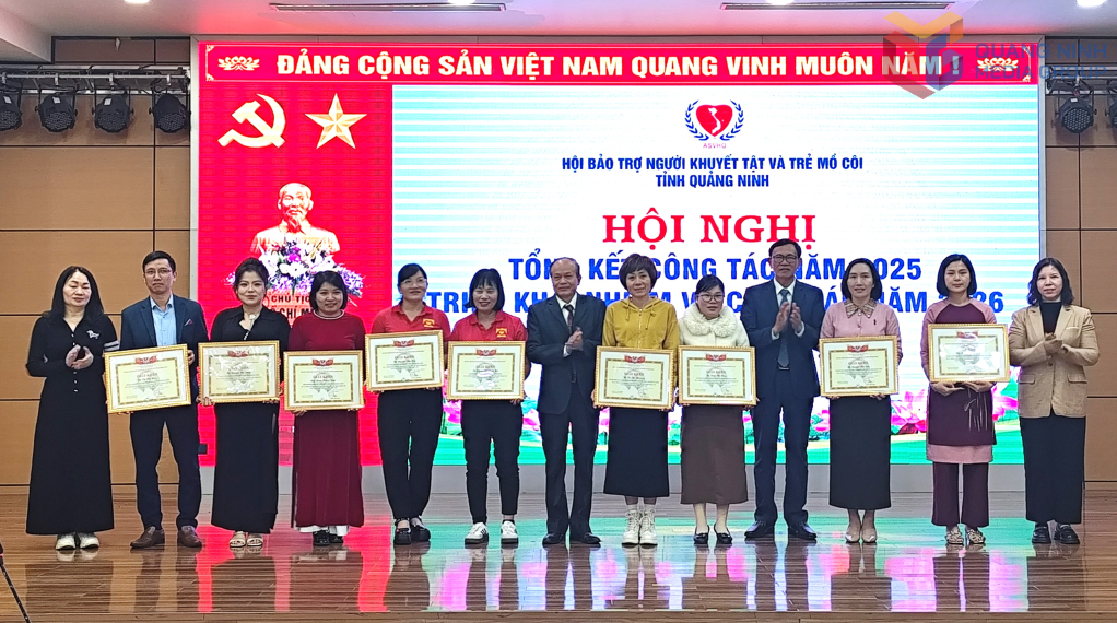 Hội Bảo trợ NKT-TMC tỉnh Quảng Ninh trao giấy khen cho c&aacute;c tập thể, c&aacute; nh&acirc;n c&oacute; th&agrave;nh t&iacute;ch trong hoạt động bảo trợ NKT-TMC tỉnh năm 2025