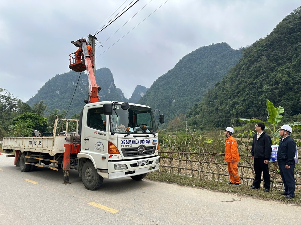 EVNNPC tiếp tục chung tay khắc phục hậu quả thiên tai, cùng khách hàng sử dụng điện an toàn, ổn định