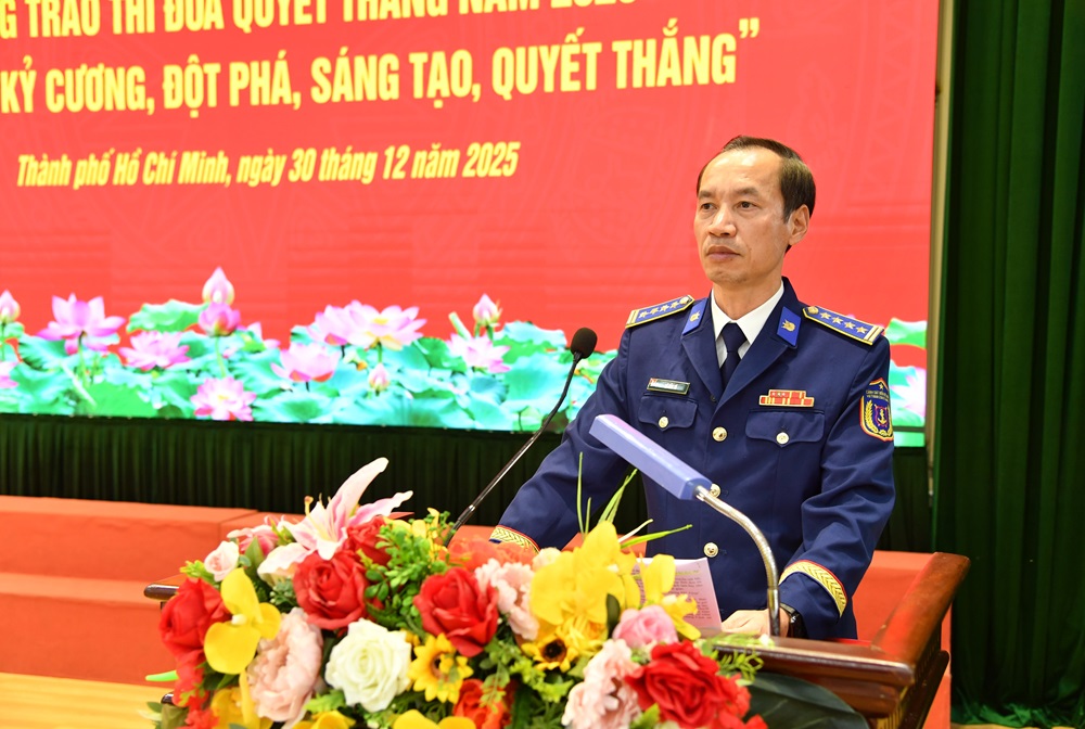 Đại t&aacute; L&ecirc; Văn T&uacute;, B&iacute; thư Đảng ủy, Ch&iacute;nh ủy, Chủ tịch Hội đồng Thi đua - Khen thưởng V&ugrave;ng Cảnh s&aacute;t biển 3 ph&aacute;t biểu tại lễ ph&aacute;t động