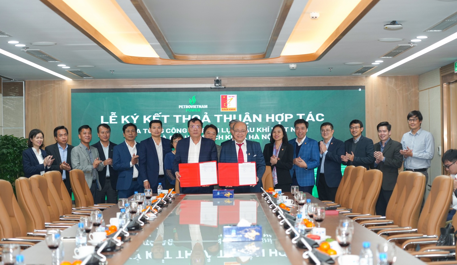 Tổng Giám đốc PV Power Lê Như Linh và Giám đốc Đại học Bách Khoa Hà Nội Huỳnh Quyết Thắng ký kết thoả thuận hợp tác Tổng Giám đốc PV Power Lê Như Linh và Giám đốc Đại học Bách Khoa Hà Nội Huỳnh Quyết Thắng ký kết thoả thuận hợp tác