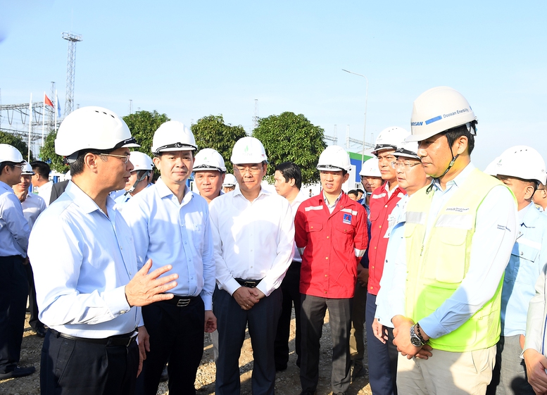 Ph&oacute; Thủ tướng B&ugrave;i Thanh Sơn trao đổi với c&aacute;c đơn vị thi c&ocirc;ng chuỗi dự &aacute;n - Ảnh: VGP/Hải Minh