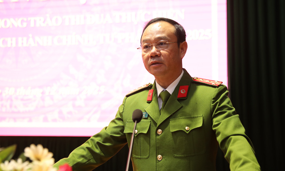 Đại t&aacute; Th&acirc;n Văn Duy, Ph&oacute; Gi&aacute;m đốc C&ocirc;ng an tỉnh ph&aacute;t biểu tại hội nghị.