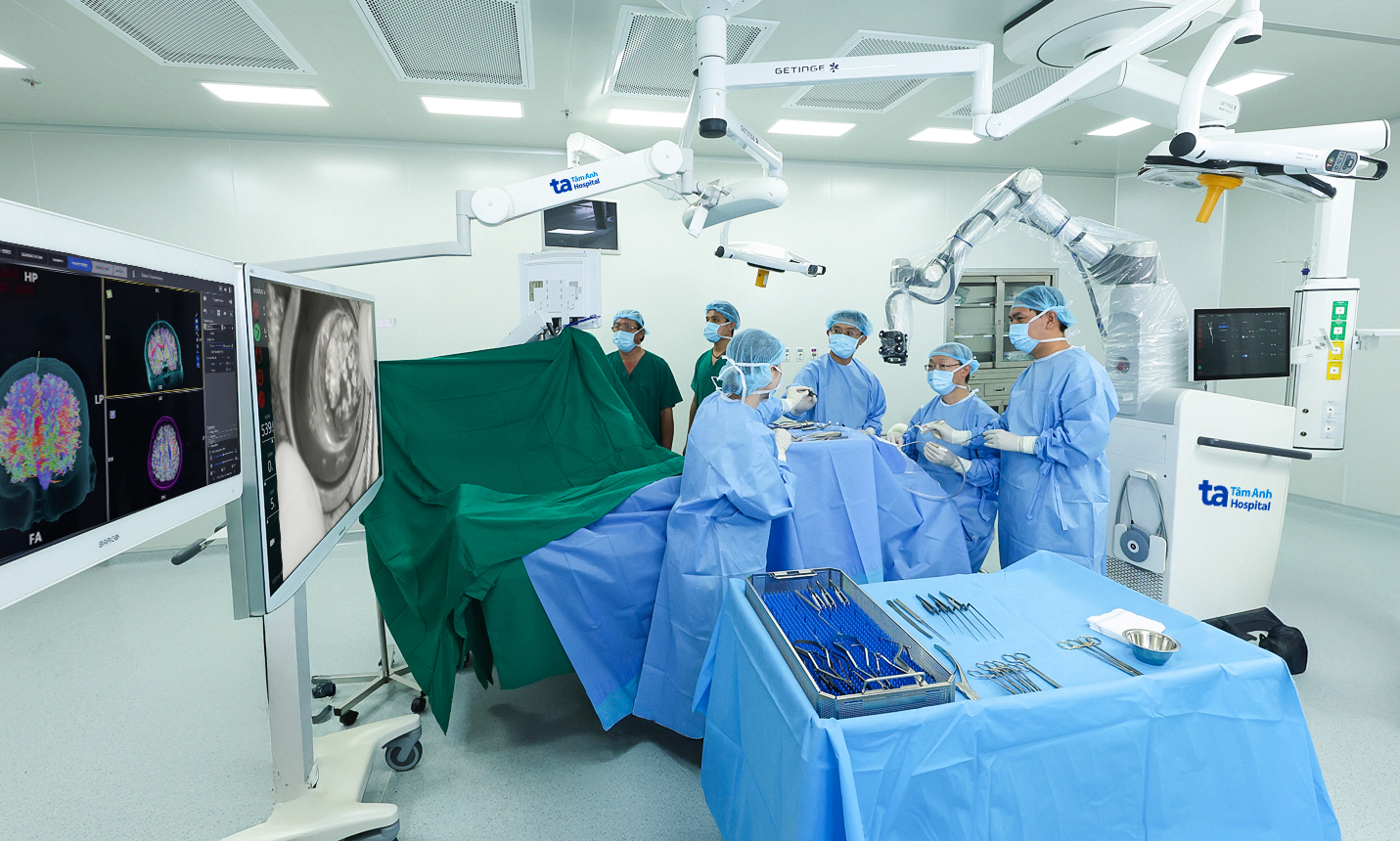 BVĐK T&acirc;m Anh l&agrave; cơ sở y tế duy nhất tại Việt Nam sở hữu robot Modus V Synaptive ứng dụng tr&iacute; tuệ nh&acirc;n tạo (AI) đ&atilde; thực hiện th&agrave;nh c&ocirc;ng h&agrave;ng trăm ca phẫu thuật bệnh thần kinh - sọ n&atilde;o - cột sống&hellip;, l&agrave; nền tảng thực h&agrave;nh - nghi&ecirc;n cứu cho đ&agrave;o tạo y khoa tại Trường Đại học T&acirc;m Anh Ảnh: BVĐK T&acirc;m Anh.