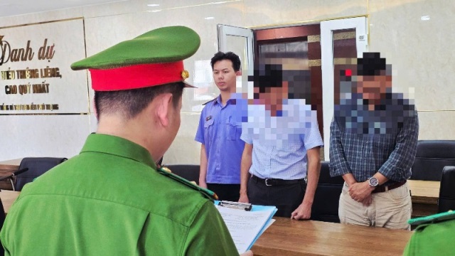 C&ocirc;ng an TP.Đ&agrave; Nẵng bắt nh&oacute;m đối tượng lập c&ocirc;ng ty &ldquo;ma&rdquo; b&aacute;n h&oacute;a đơn xuy&ecirc;n tỉnh. Ảnh: CACC