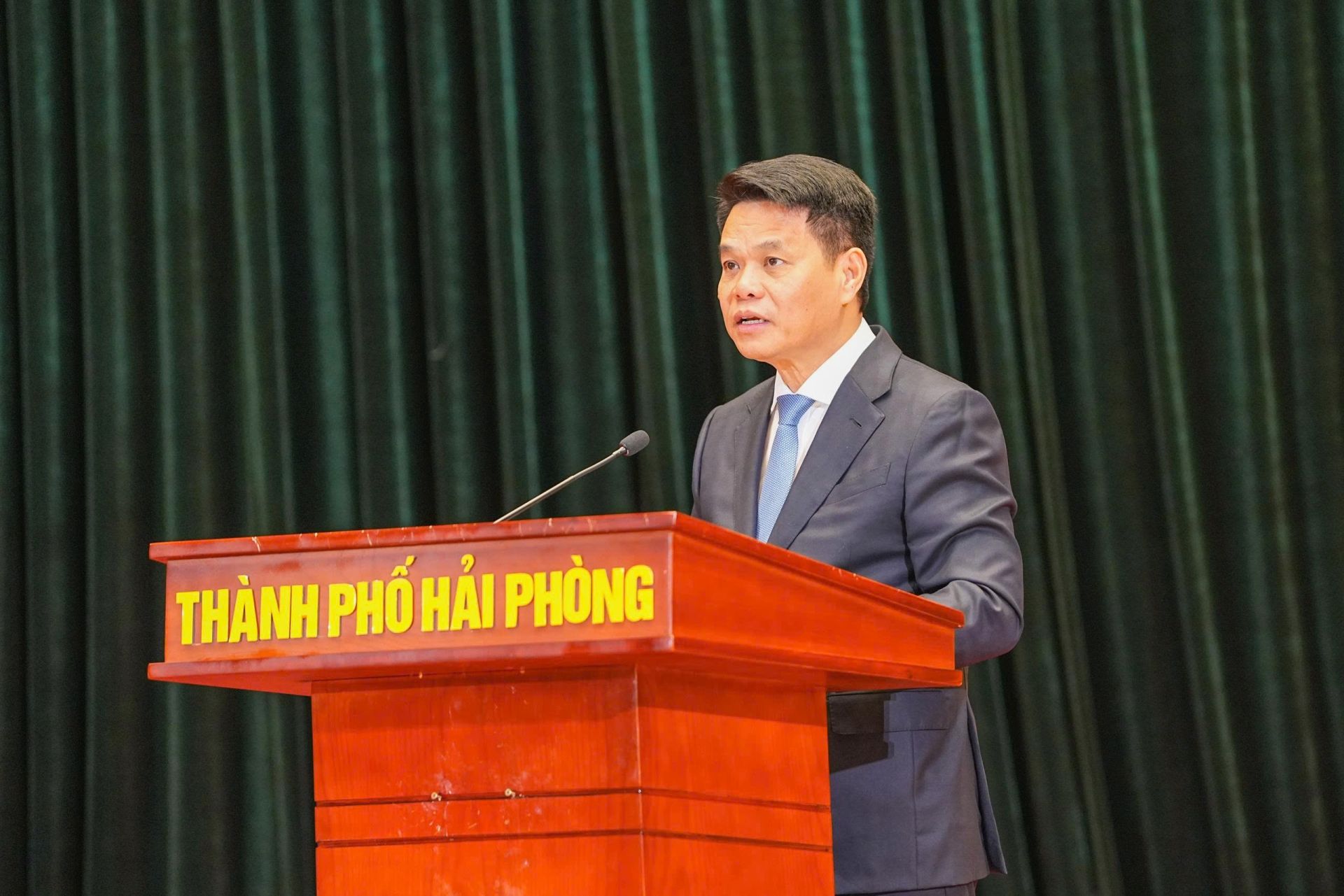 Chủ tịch UBND thành phố Lê Ngọc Châu trình Tờ trình tại Kỳ họp. Chủ tịch UBND thành phố Lê Ngọc Châu trình Tờ trình tại Kỳ họp.