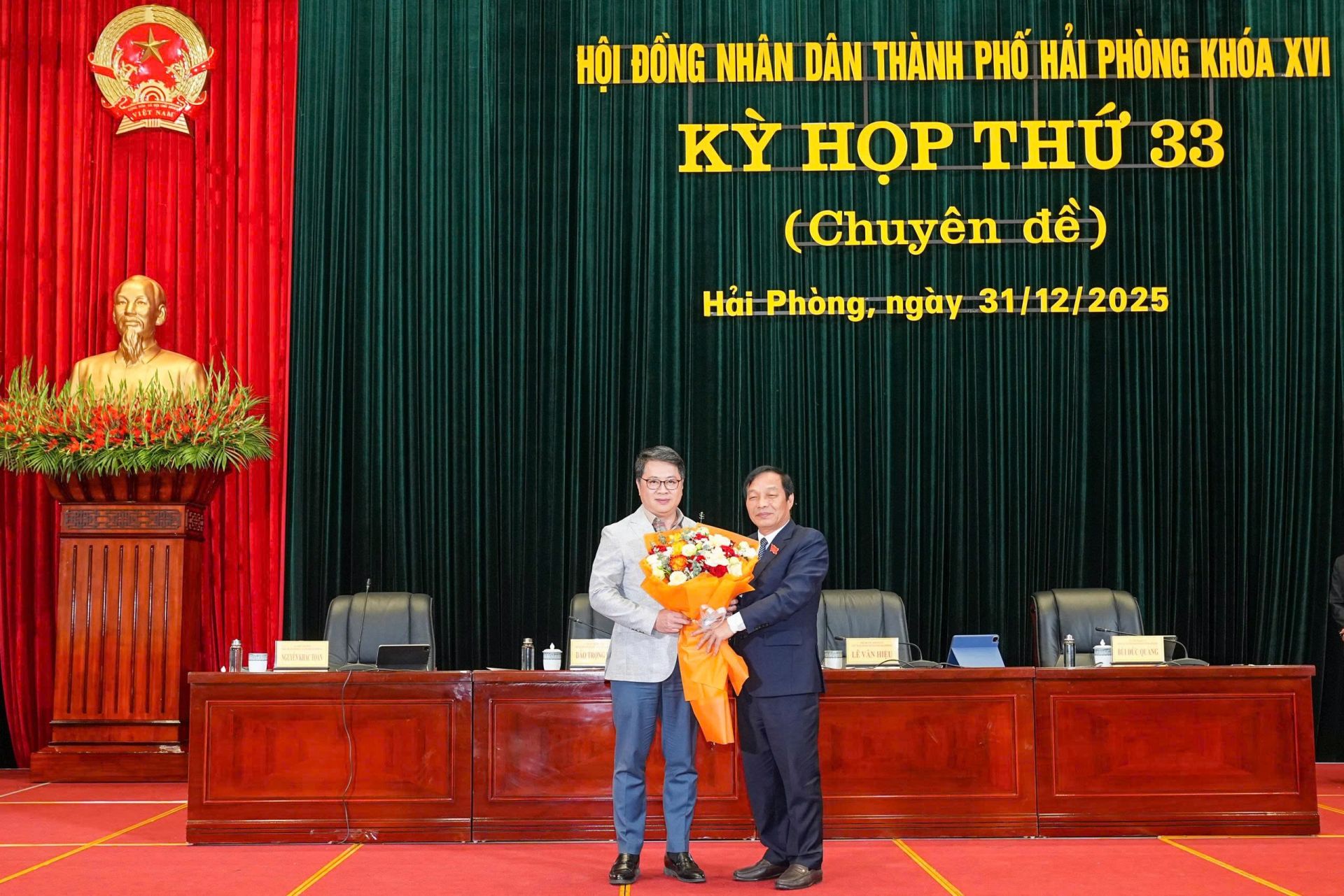 Chủ tịch HĐND thành phố Lê Văn Hiệu tặng hoa chúc mừng đồng chí Nguyễn Thành Hưng, Giám đốc Sở Xây dựng. Chủ tịch HĐND thành phố Lê Văn Hiệu tặng hoa chúc mừng đồng chí Nguyễn Thành Hưng, Giám đốc Sở Xây dựng.