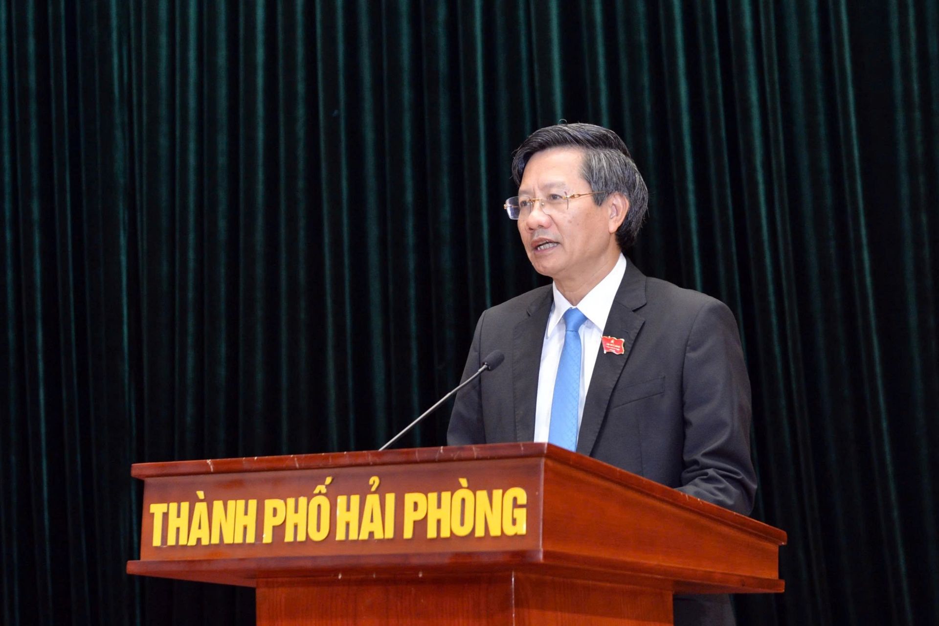 Chủ tịch UBND thành phố Lê Ngọc Châu trình Tờ trình tại Kỳ họp. Chủ tịch UBND thành phố Lê Ngọc Châu trình Tờ trình tại Kỳ họp.